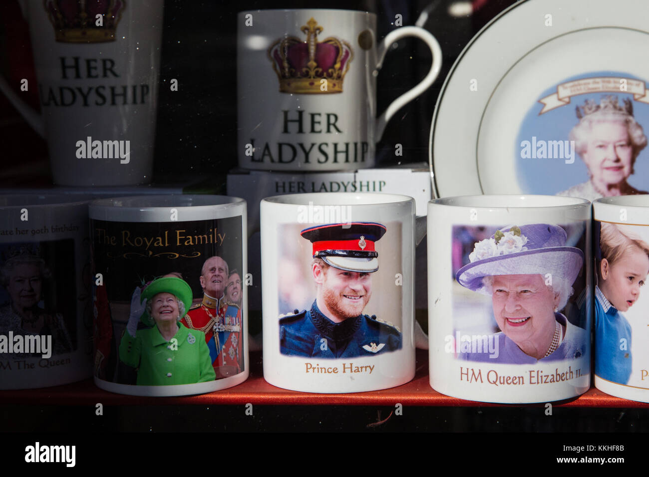 Windsor, Royaume-Uni. 1er décembre 2017. royal souvenirs dans la fenêtre d'une boutique de cadeaux. crédit : mark kerrison/Alamy live news Banque D'Images