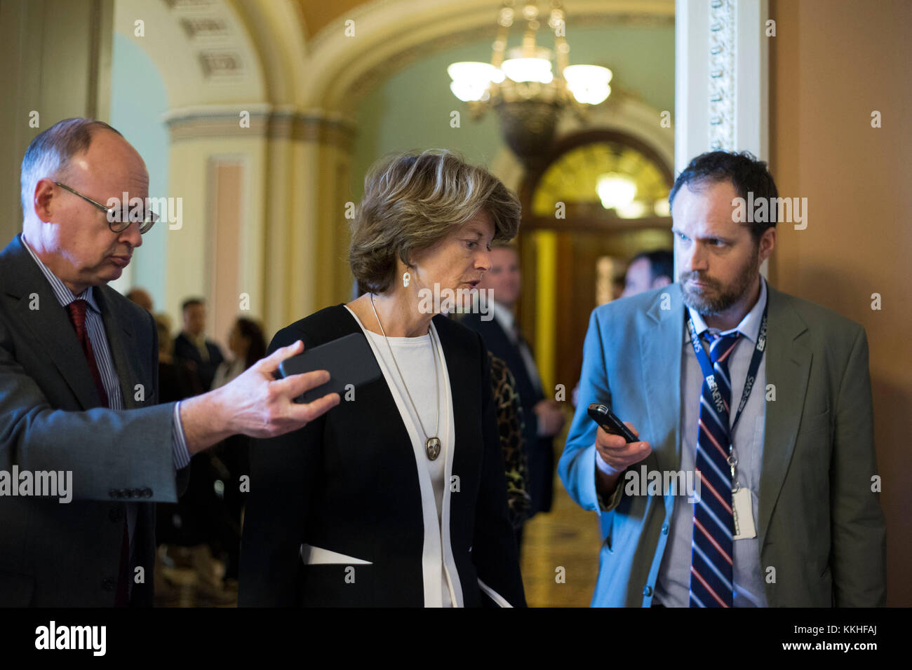 Le sénateur des États-Unis Lisa Murkowski (Républicain de l'Alaska) parle avec des journalistes en dehors de la chambre du Sénat américain au Capitole des États-Unis à Washington, DC le vendredi 1er décembre 2017. Crédit: Alex Edelman/CNP /MediaPunch Banque D'Images