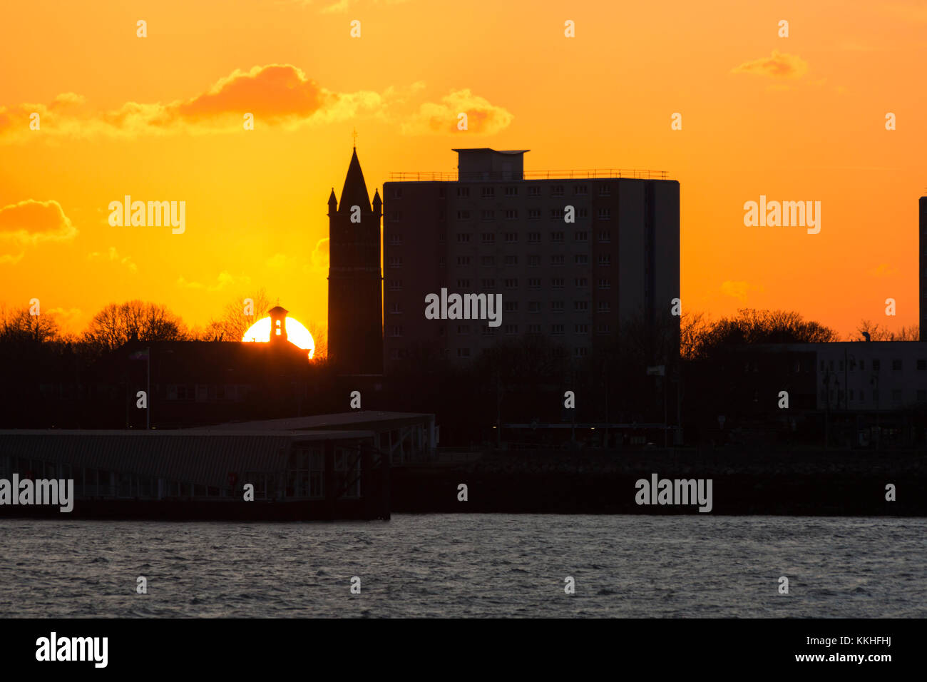 Portsmouth, Hampshire, Royaume-Uni. 1er décembre 2017. Magnifique coucher de soleil d'hiver depuis le chantier naval historique de Portsmouth, Portsmouth surplombant le port avec le soleil se coucher derrière la ligne d'horizon de Gosport. Crédit : Carolyn Jenkins/Alay Live News Banque D'Images