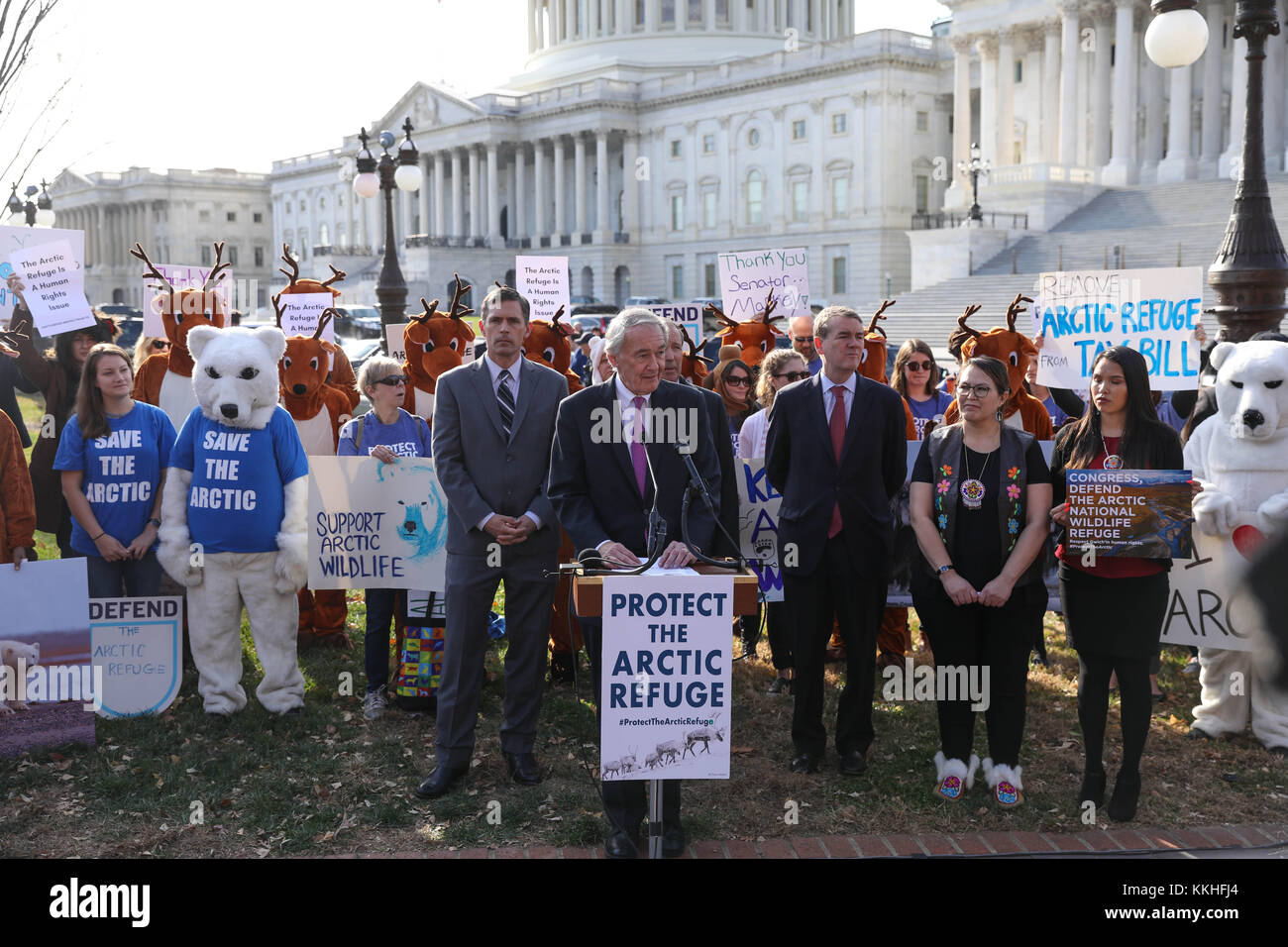 Washington, États-Unis. 30 novembre 2017. Le sénateur américain Ed Markey du Massachusetts prend la parole lors d'une manifestation en faveur de la réserve naturelle nationale de l'Arctique devant le Capitole des États-Unis le 30 novembre 2017 à Washington, DC. Le Sénat dirigé par les Républicains tente de permettre le forage pétrolier dans l'Arctique en le cachant dans le projet de loi de réduction des impôts. (Photo du Sénat américain photo via crédit : Planetpix/Alamy Live News Banque D'Images