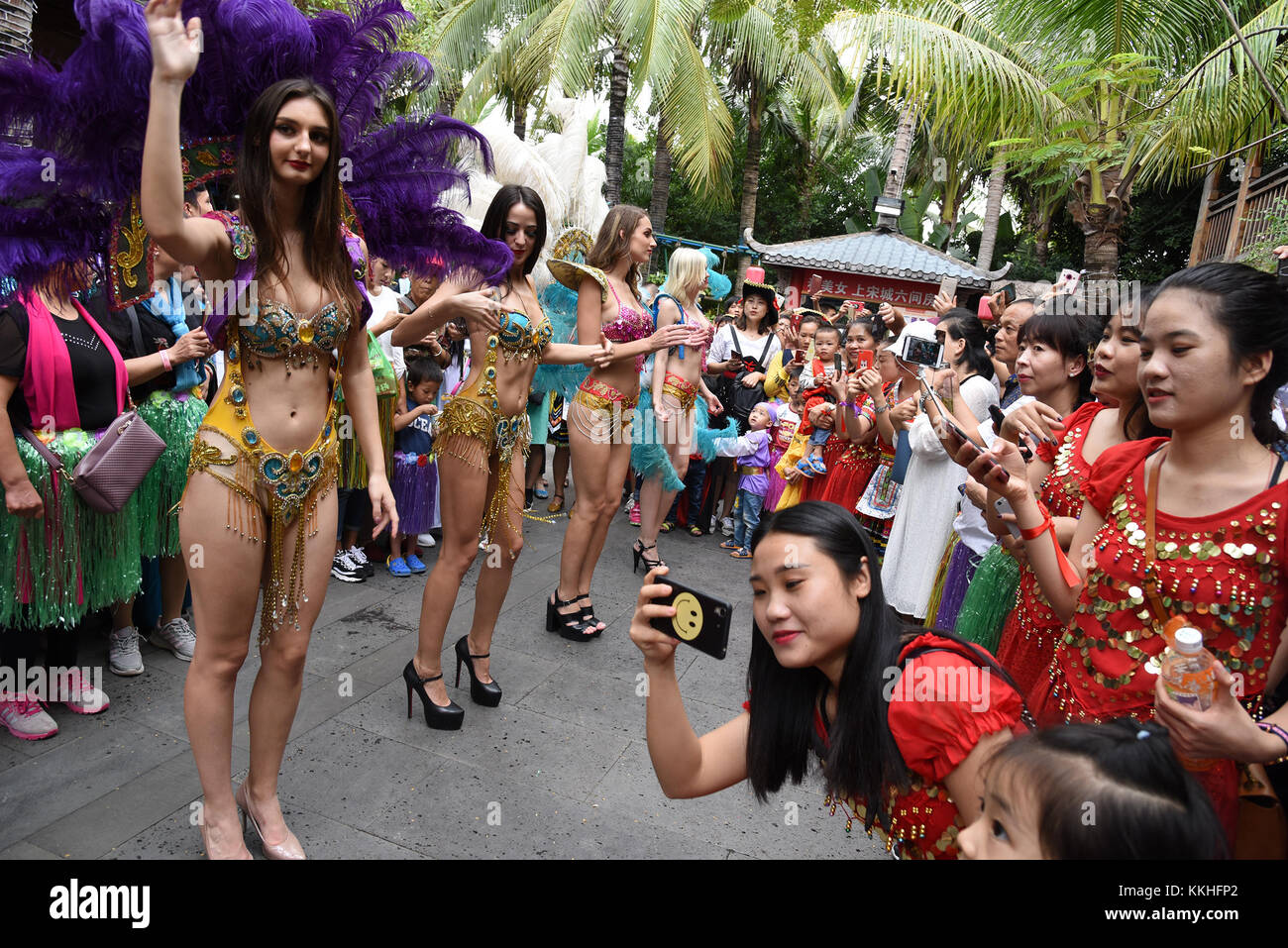 Sanya, Sanya, Chine. 26 novembre 2017. Sanya, CHINE-26 novembre 2017 : (USAGE ÉDITORIAL SEULEMENT. CHINE SORTIE). Des milliers de touristes en costumes différents assistent au défilé sur le thème de la route de la soie maritime dans une zone pittoresque de Sanya, province de Hainan, au sud de la Chine, le 26 novembre 2017. Crédit : Sipa Asia/ZUMA Wire/Alamy Live News Banque D'Images