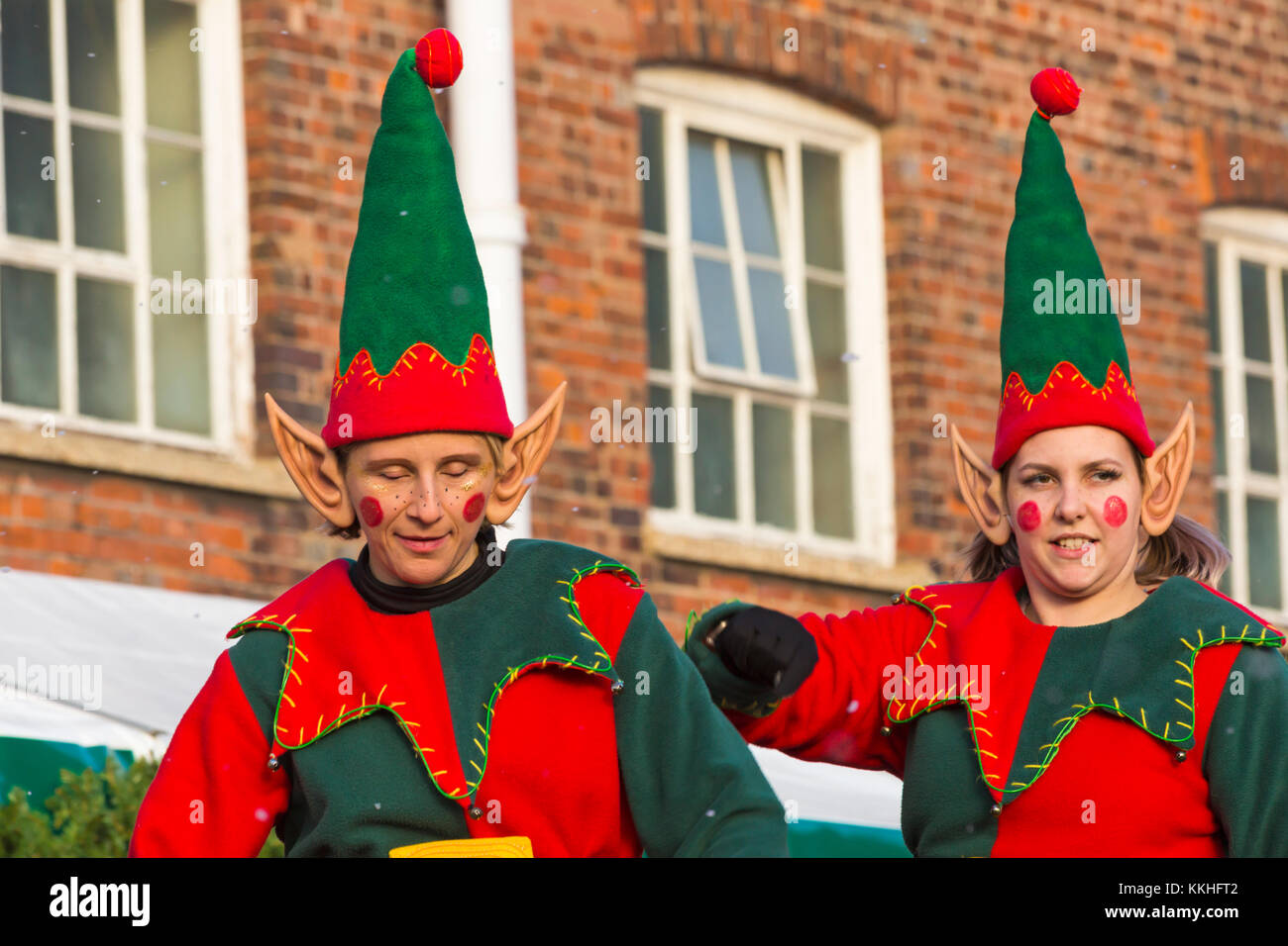 Portsmouth, Hampshire, Royaume-Uni. 1er décembre 2017. La foule visiter le Festival victorien de Noël à Portsmouth Historic Dockyard pour le divertissement, des personnages habillés en jours vieux et le marché de Noël. Banque D'Images