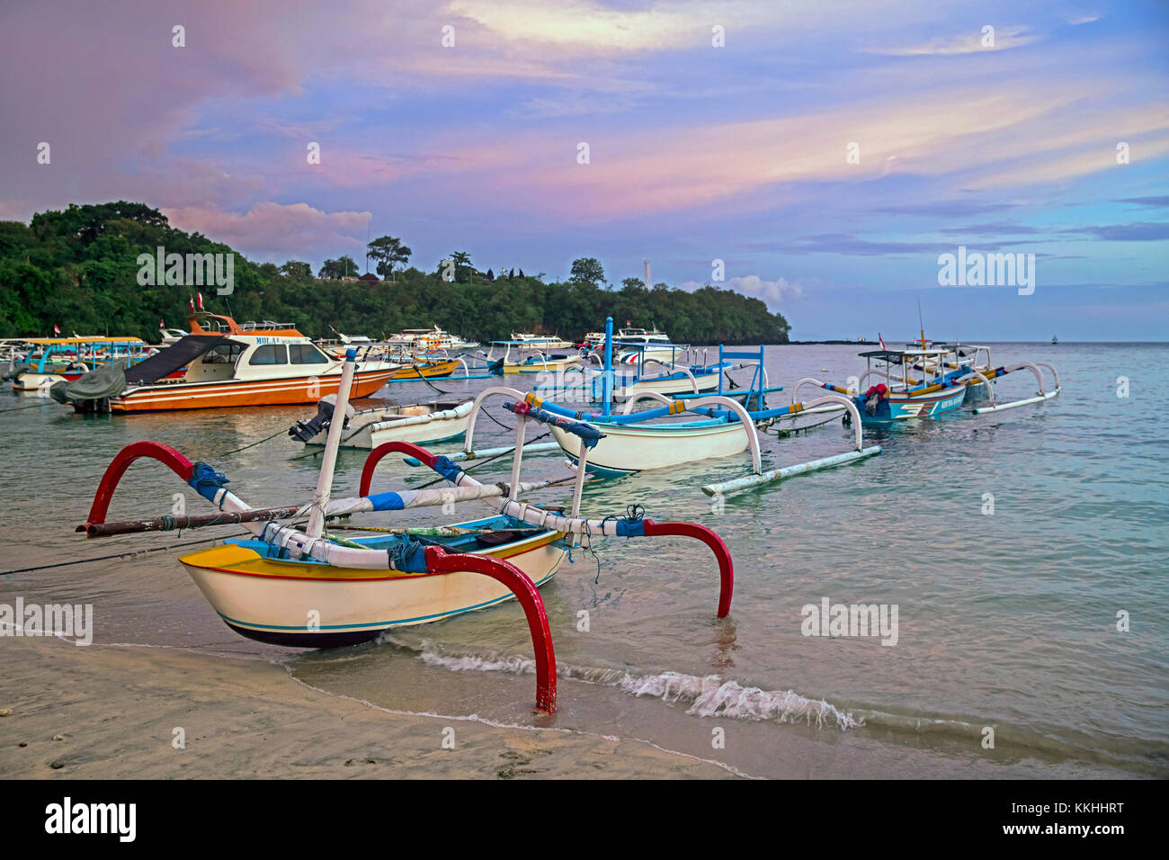 Outrigger traditionnels bateaux de pêche sur la plage de Padang Padang Bai / / padangbai bay au coucher du soleil sur l'île de Bali, Indonésie Banque D'Images