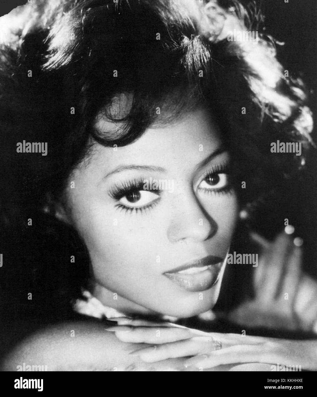 Diana Ross, chanteuse et actrice américaine, est présentée dans une image de 1976 montrant son style emblématique et sa carrière comme l'une des figures les plus influentes de la musique et du divertissement. Banque D'Images