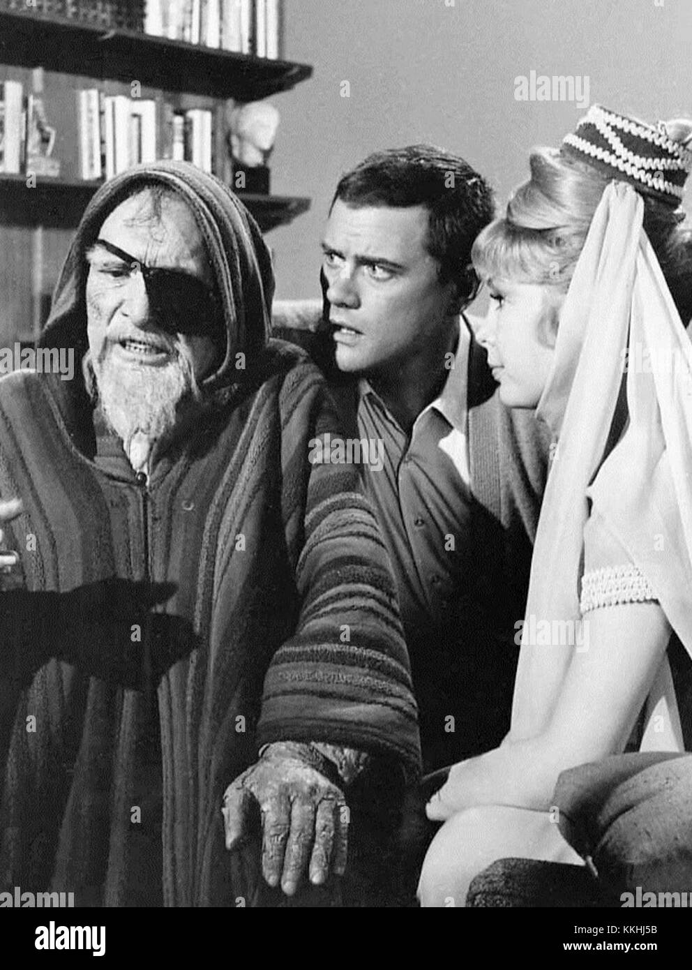 Une image promotionnelle de l'émission télévisée de 1965 'I Dream of Jeannie', mettant en vedette J. Carroll Naish, Larry Hagman, et Barbara Eden. L'émission a été une partie importante de l'histoire de la télévision américaine. Banque D'Images