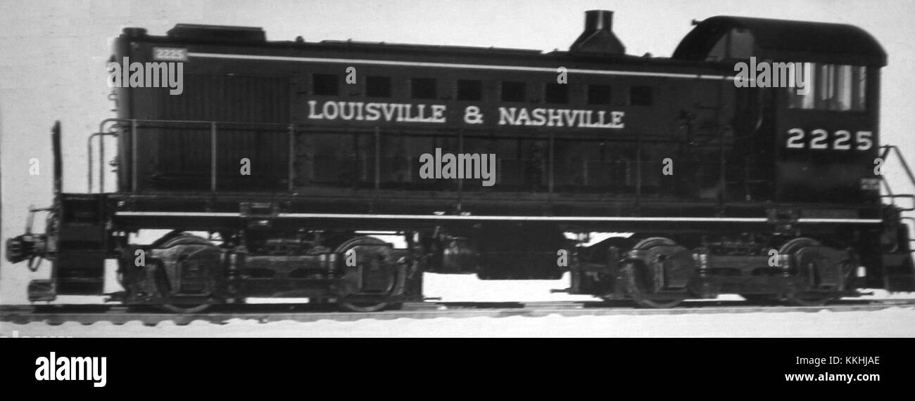 Cette photographie représente une locomotive Louisville & Nashville Alco 404-DL-230, construite en 1951. Il met en lumière l'ingénierie industrielle du milieu du XXe siècle et le rôle des chemins de fer dans les transports. Banque D'Images
