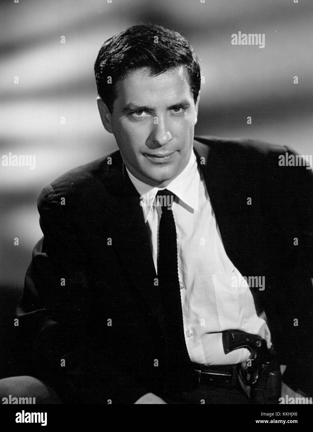 Cette image montre John Cassavetes dans le rôle de Johnny Staccato dans la série télévisée de 1959. Cassavetes, acteur et réalisateur bien connu, a joué le rôle de détective privé dans cette série dramatique d'inspiration noire. Banque D'Images
