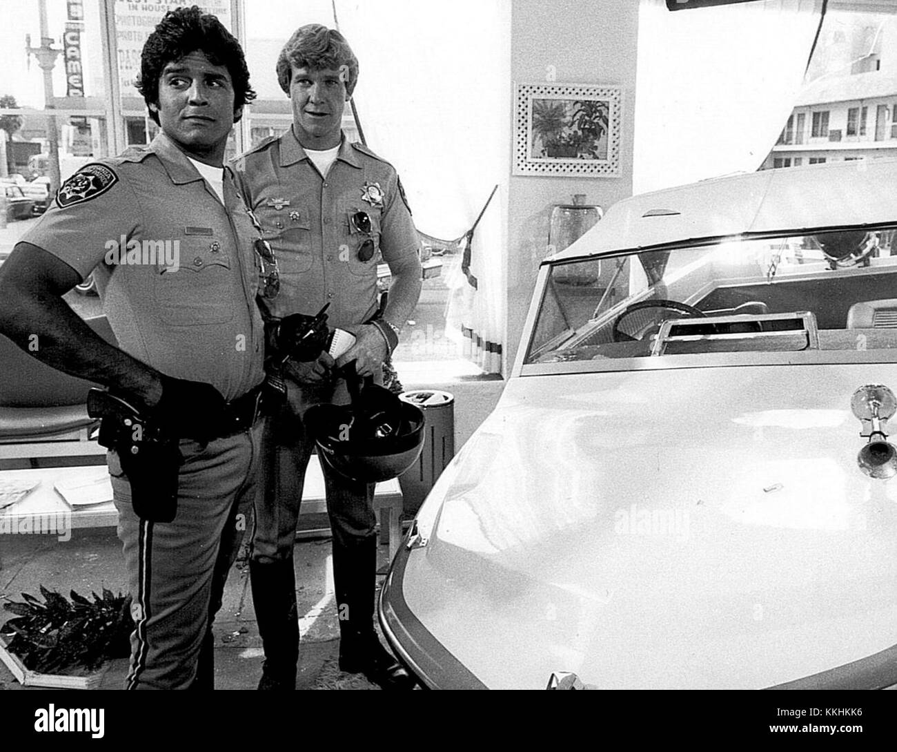 Cette image montre Erik Estrada et Larry Wilcox, vedettes de la série télévisée « chips » de 1977, dépeignant des officiers de la California Highway Patrol dans un drame populaire de la police. Banque D'Images