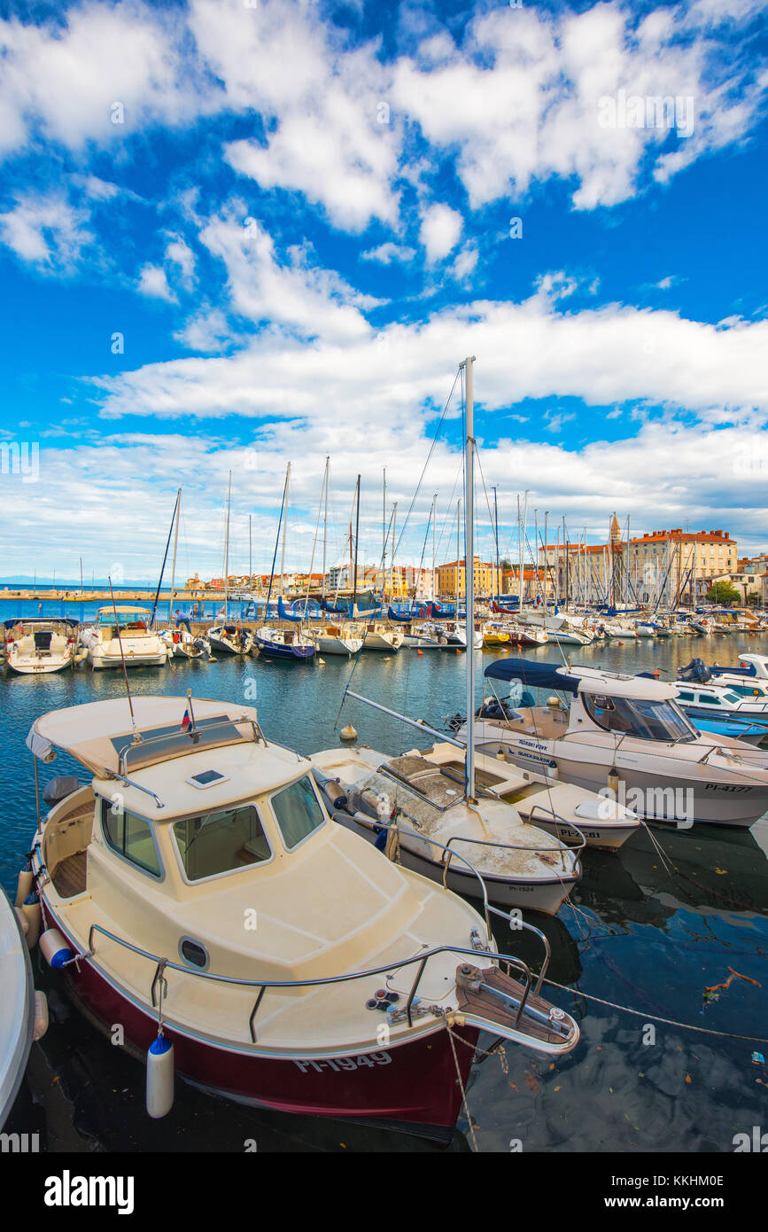 Piran, Slovénie - septembre 3, 2017 : piran de plaisance avec des bateaux de pêche, voiliers et yachts. ville est située à l'extrémité de la péninsule dans le golfe de Piran Banque D'Images