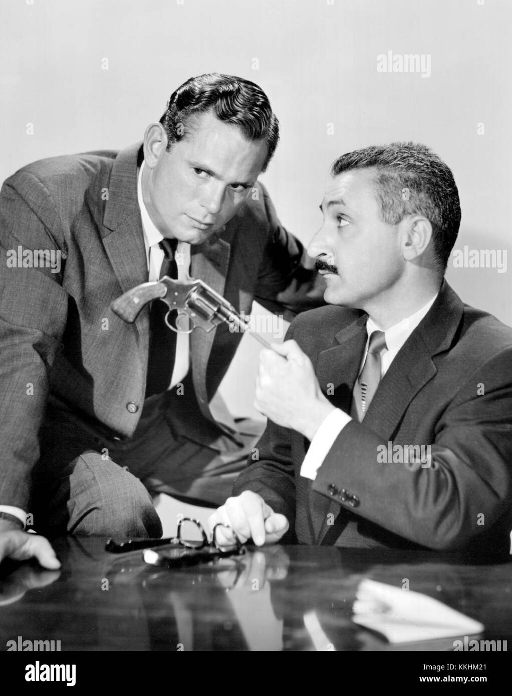 Ce film de 1959, 'L'homme du D.A.', met en vedette Ralph Manza et John Compton. Le drame criminel explore les thèmes de la justice et de l'application de la loi, mettant en valeur l'implication des personnages dans une enquête judiciaire. Banque D'Images