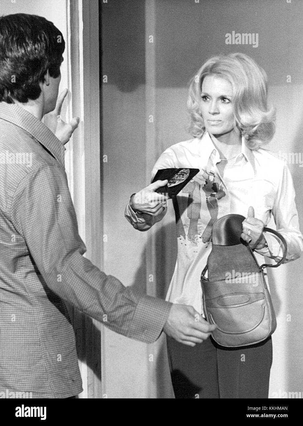 Angie Dickinson joue le rôle de détective dans la série télévisée police Woman, mettant en vedette son rôle d'officier dans un drame criminel révolutionnaire de 1976. Banque D'Images