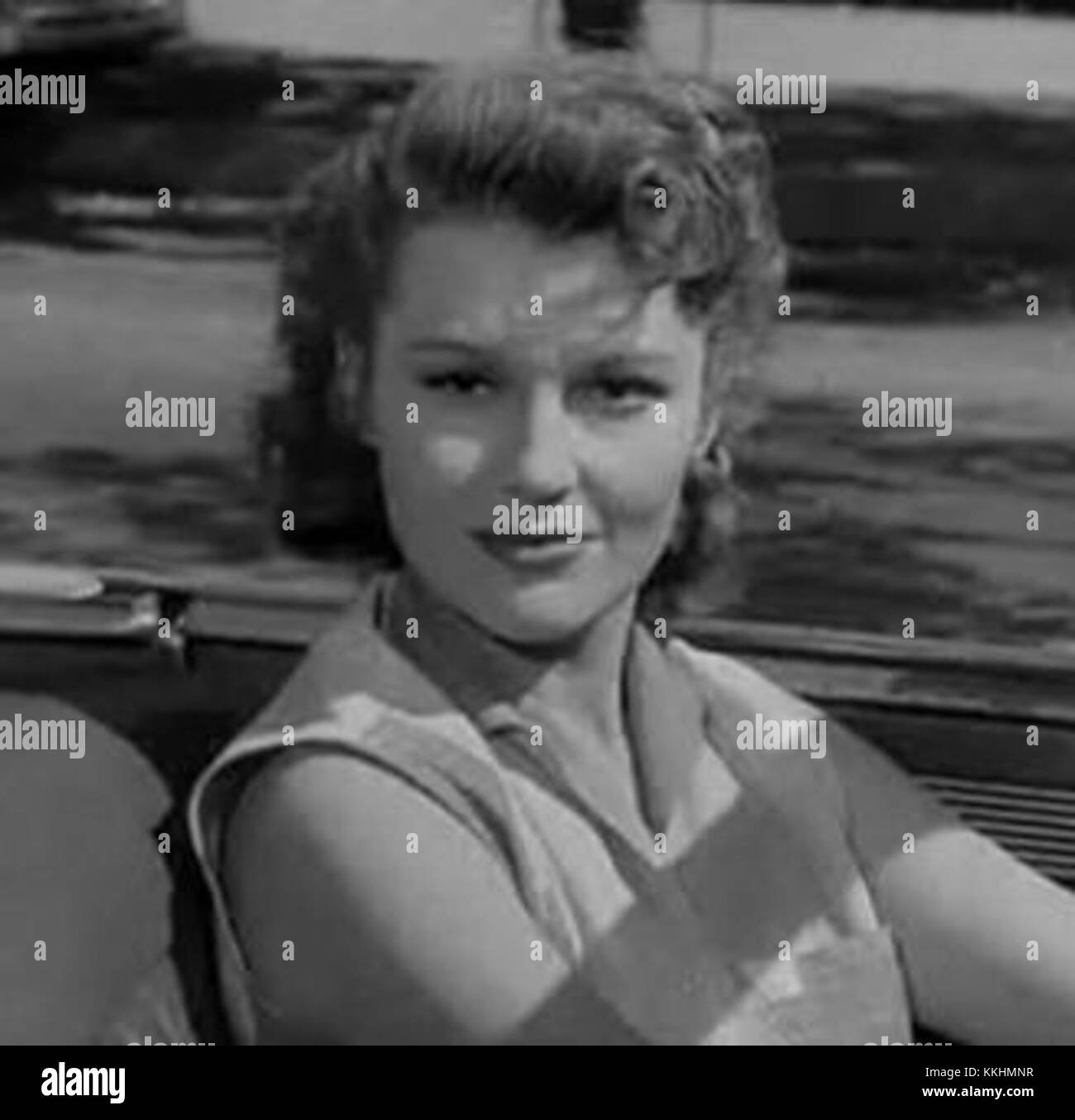 Dianne Foster est apparue dans la bande-annonce de « Drive a Crooked Road », un film noir de 1954. Le film se concentre sur le crime et la tromperie, Foster jouant un rôle clé dans l'intrigue. Banque D'Images