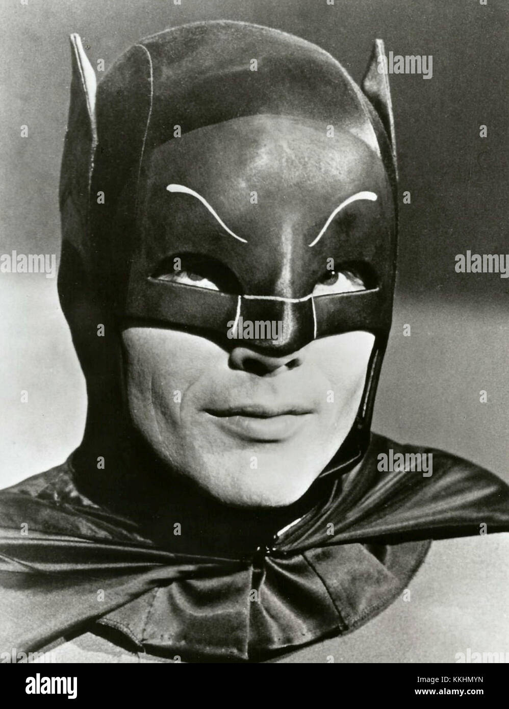 Adam West incarne Batman dans la série télévisée des années 1960. Sa performance emblématique en tant que croisé capté reste l'une des représentations les plus reconnues du super-héros dans la culture populaire. Banque D'Images