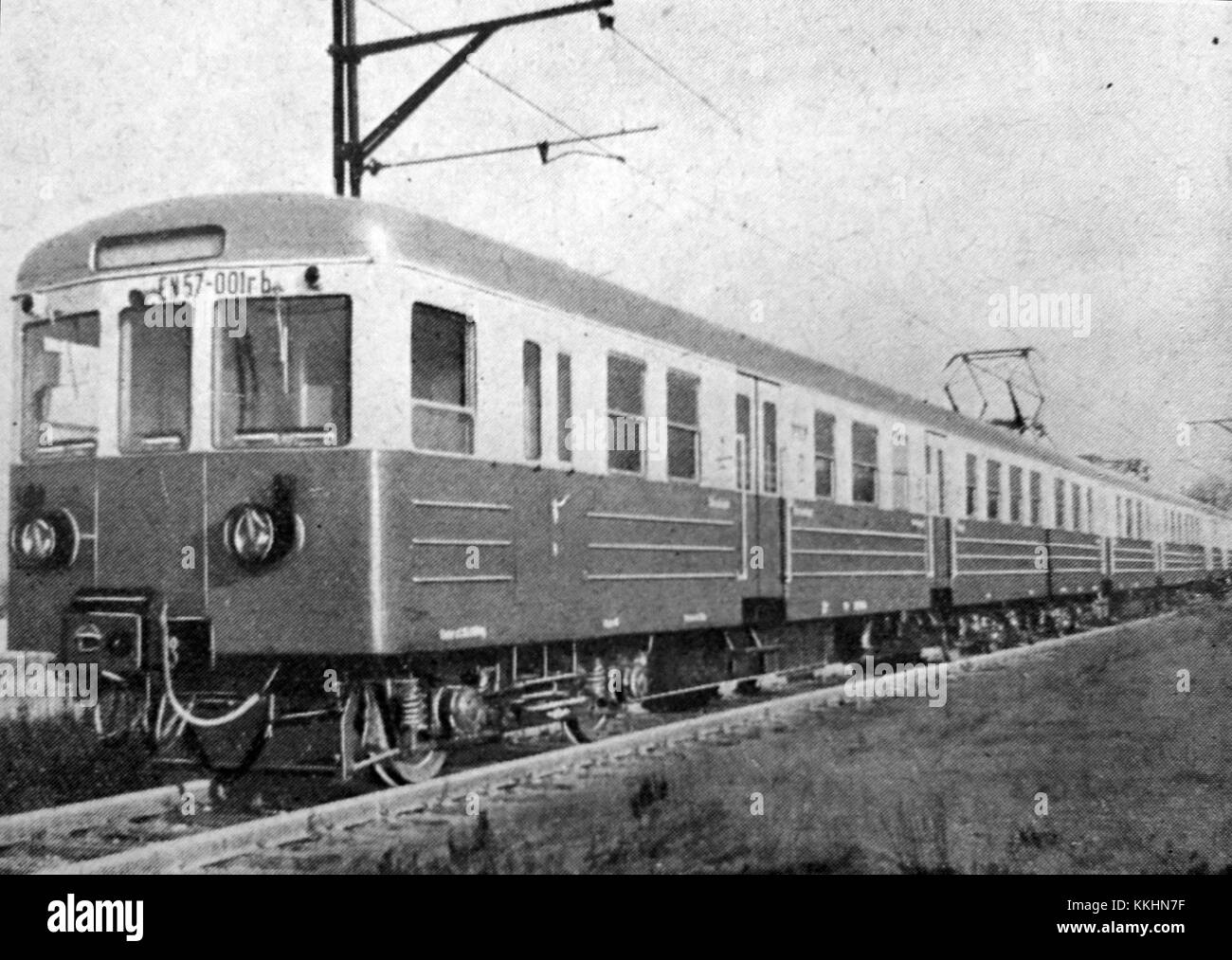 SONY DSC EN57-001 est une photographie en noir et blanc du train électrique EN57 à unités multiples, capturée à l'aide d'un appareil photo SONY NEX-3 avec un objectif de 16 mm à une exposition de 1/60 s et une ouverture de f/4. Banque D'Images