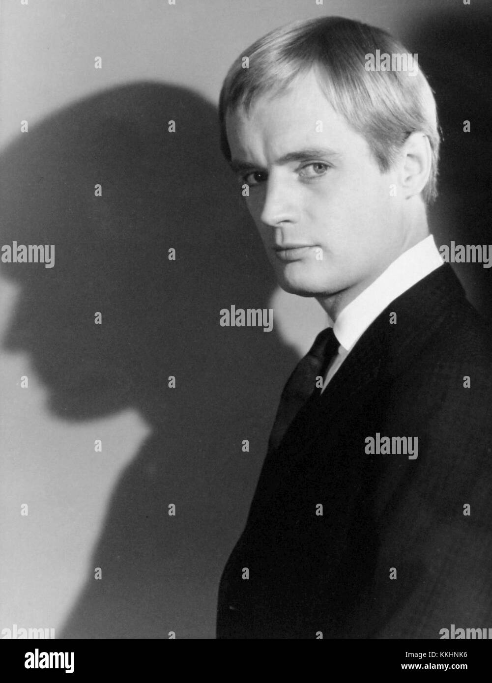 David McCallum, connu pour son rôle dans la série télévisée 'The Man from U.N.C.L.E.' dans les années 1960, est une figure pivot du genre espion, devenant une icône culturelle populaire pendant la série. Banque D'Images