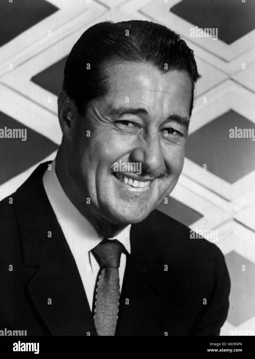 Don Ameche était un acteur américain, connu pour ses rôles dans des films comme *Cavalcade* et *The Story of Alexander Graham Bell*. Cette image capture probablement un moment de sa carrière en 1964. Banque D'Images