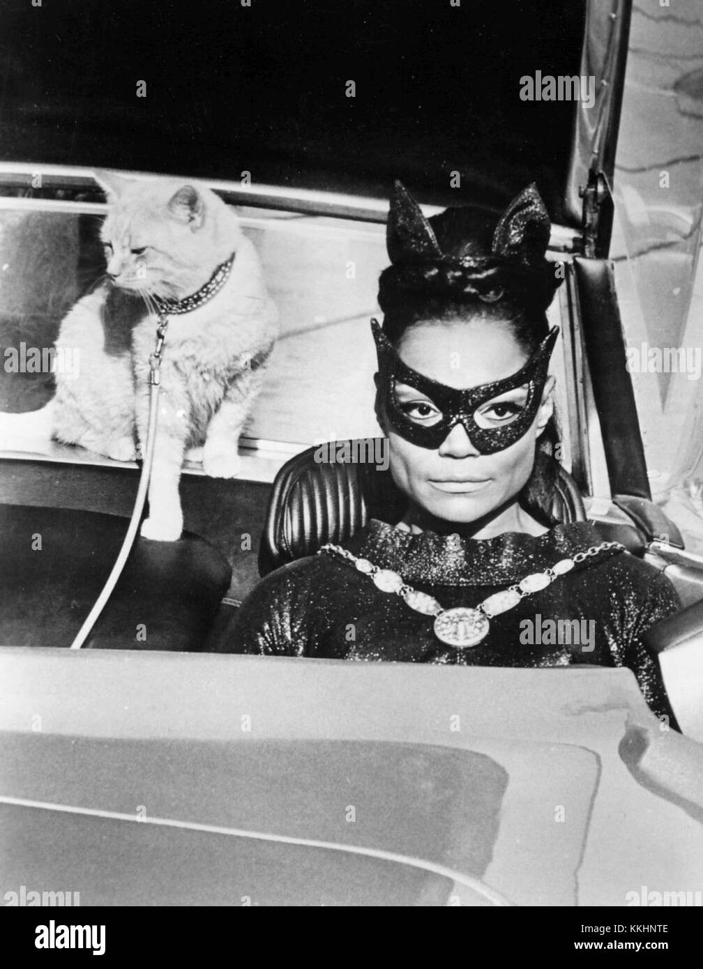 Une image promotionnelle d'Eartha Kitt dans le rôle de Catwoman de la série télévisée Batman de 1967, mettant en évidence sa représentation du personnage. Banque D'Images