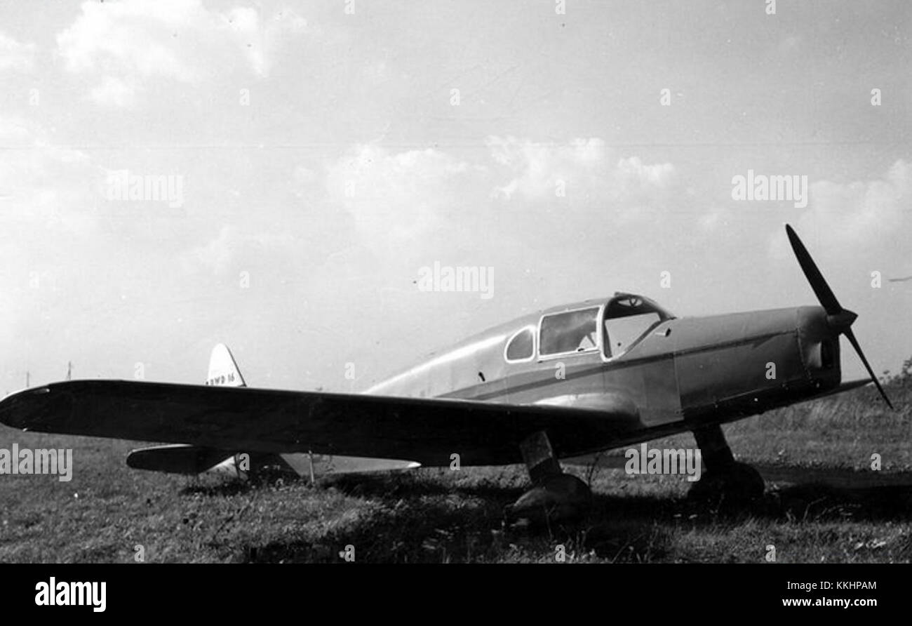 Le RWD-16 est un avion de sport polonais conçu à la fois pour un usage privé et pour les amateurs d'aviation. Connu pour sa conception légère et ses performances stables, il est un exemple notable de l'ingénierie aéronautique du début du XXe siècle en Pologne. Banque D'Images