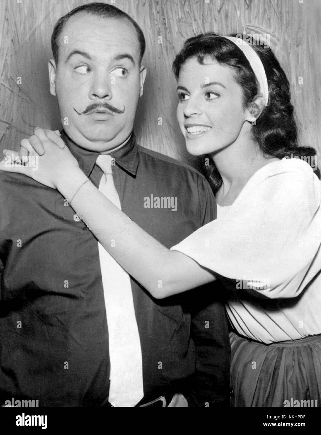 Une image promotionnelle du film de 1963 *McHale's Navy*, mettant en vedette Tim Conway et Claudine Longet. Les deux acteurs ont joué des rôles dans cette série comique militaire populaire se déroulant pendant la première Guerre mondiale Banque D'Images