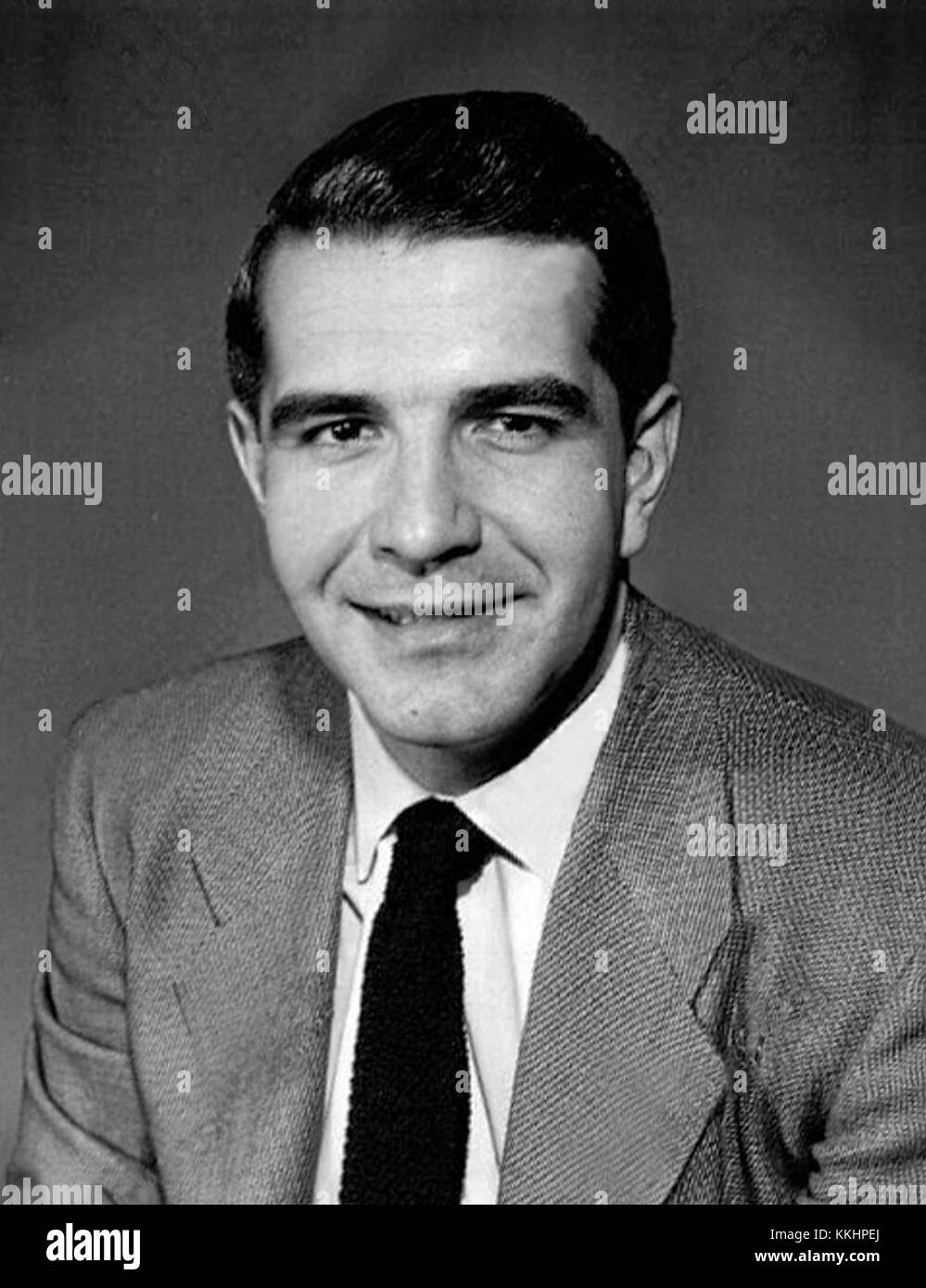 Cette photo de presse de 1949 met en scène Harry Reasoner, un journaliste américain de premier plan et présentateur d'informations. L'image le capture dans ses jeunes années, mettant en valeur son rôle de reporter au début de sa carrière dans la radiodiffusion. Banque D'Images