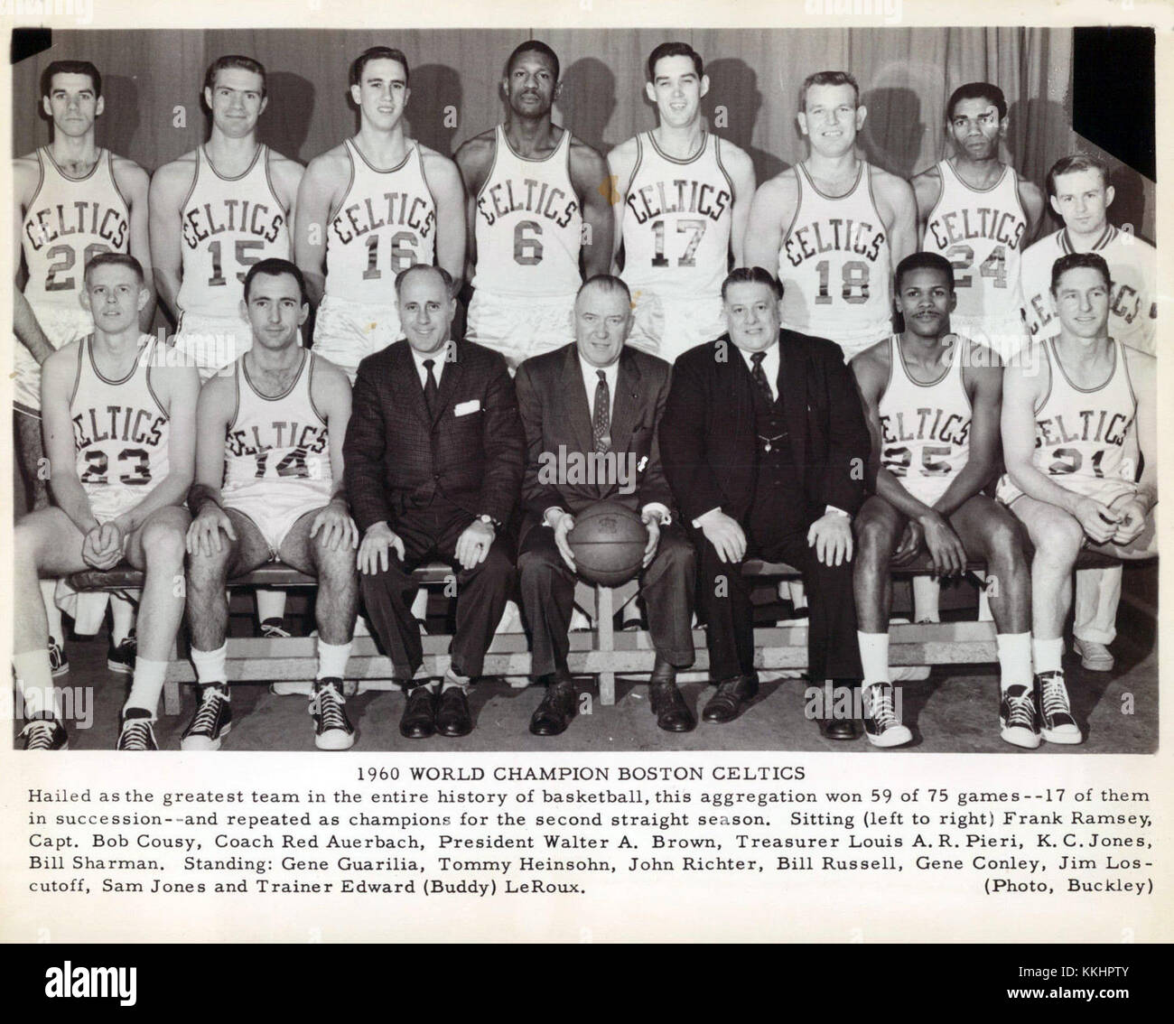 Cette photographie présente les Celtics de Boston, l'une des franchises les plus prospères et les plus réputées de l'histoire de la NBA, de l'année 1960. Les Celtics sont connus pour leur jeu d'équipe exceptionnel, leur leadership et leur solide défense au cours de cette période, établissant un héritage de succès en championnat. Banque D'Images