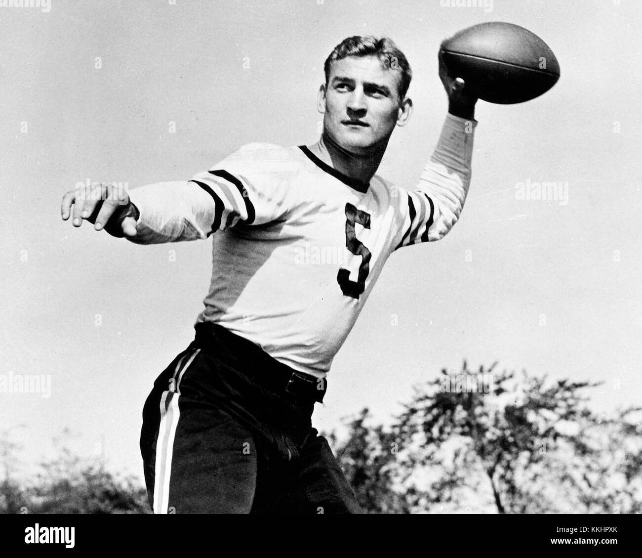 Une photographie montrant George McAfee, un ancien joueur de football américain, aux côtés d'ours, peut-être dans un cadre sauvage. Banque D'Images