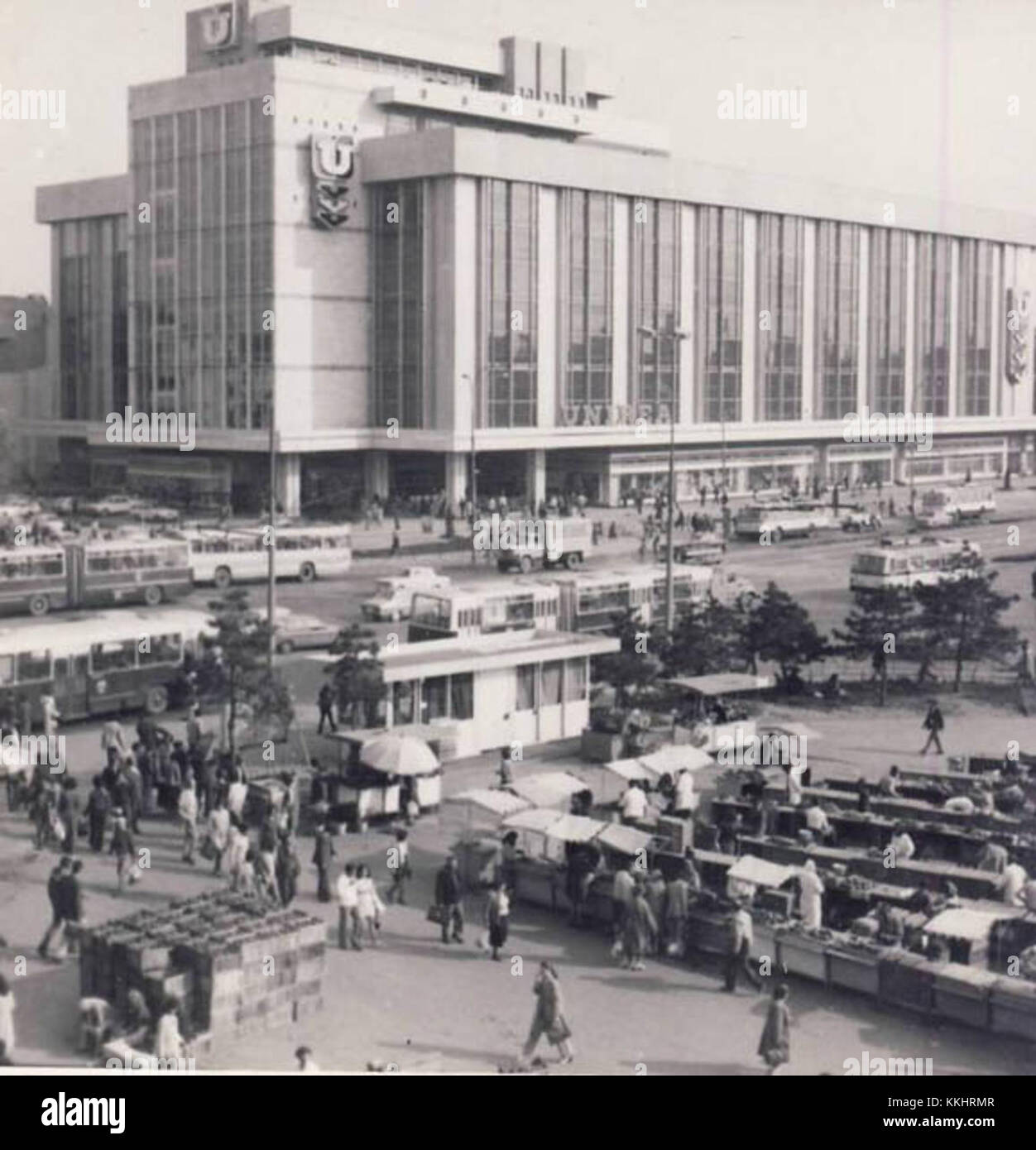 Magazinul Unirea est un grand magasin situé à Bucarest, en Roumanie, ouvert à l'origine à l'époque communiste. Il est le symbole du commerce de détail piloté par l'État pendant la période communiste en Roumanie, reflétant les caractéristiques économiques et architecturales de l'époque. Le magasin reste un point de repère important dans la ville. Banque D'Images
