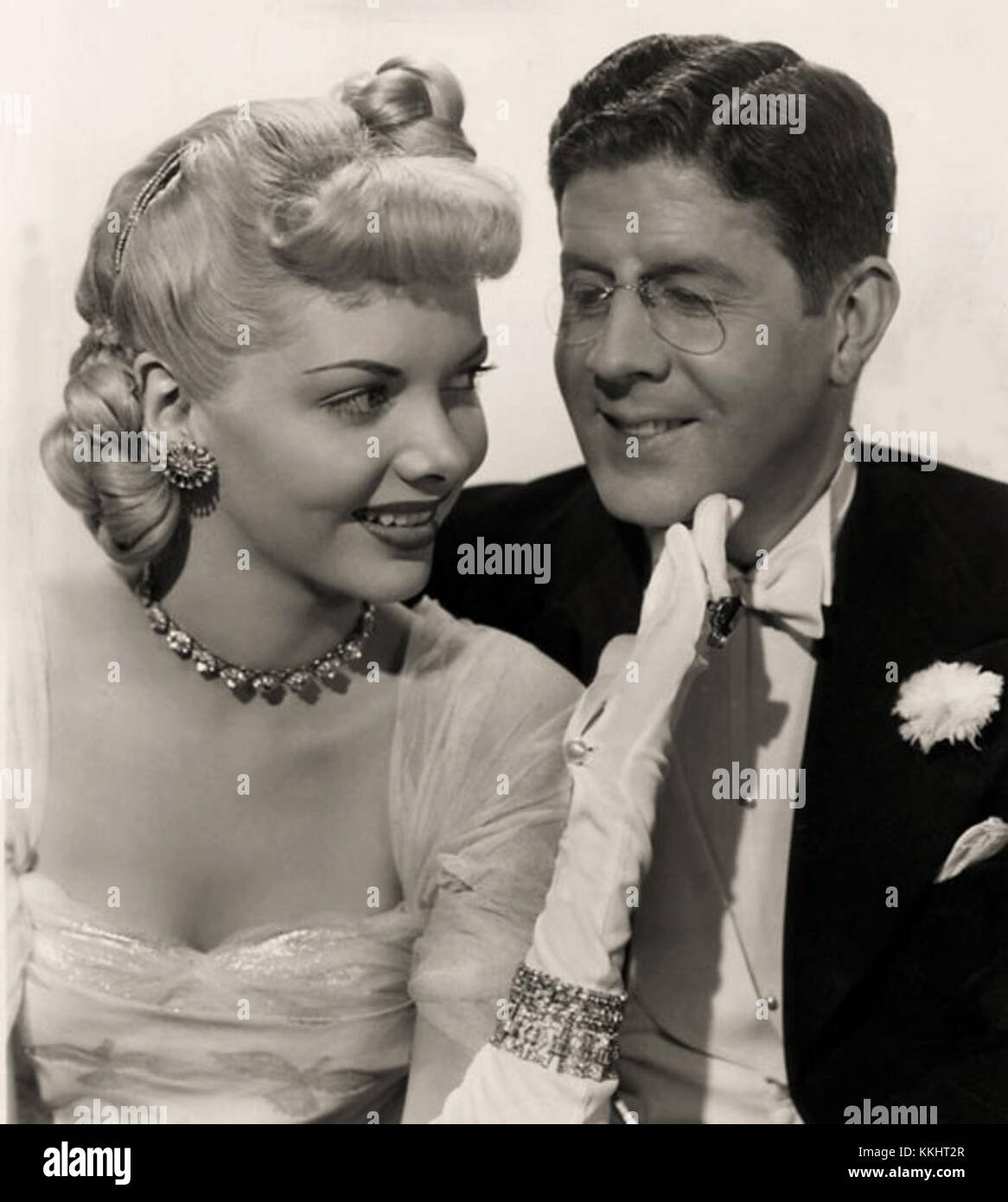Barbara Lawrence et Rudy Vallee ont joué dans le film Unfidfully Yours de 1948, une comédie romantique. Leurs rôles ont contribué au succès du film, offrant un mélange d'humour et de drame. Banque D'Images