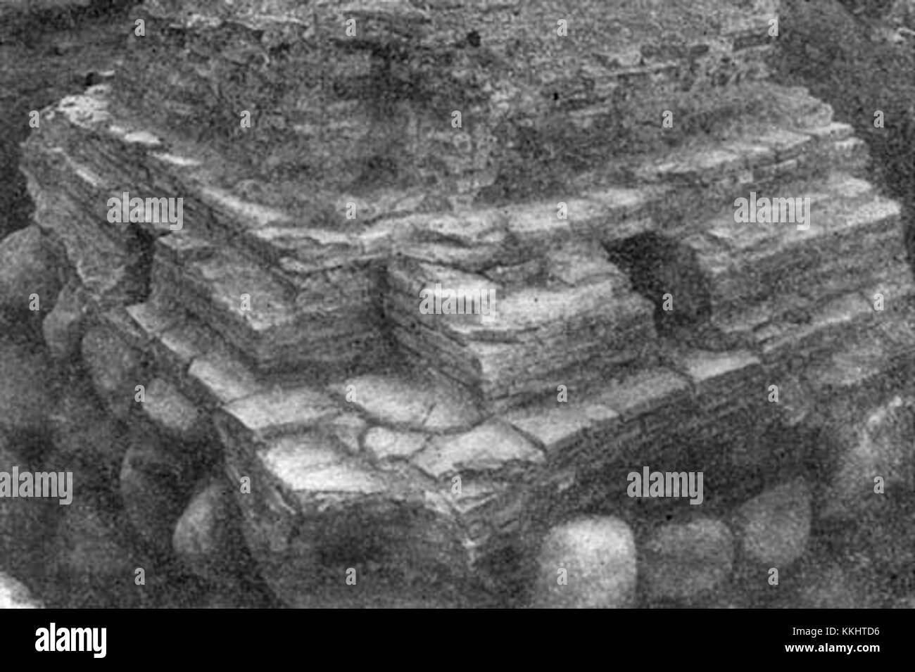 Photographie de la cathédrale des Saints Boris et Gleb située sur l'île de Smyadin, Bulgarie, mettant en évidence ses caractéristiques architecturales et son cadre. Banque D'Images