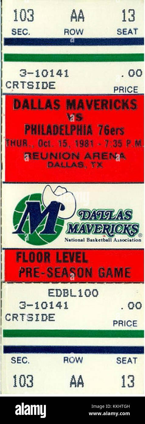 Ce billet représente le match NBA entre les 76ers de Philadelphie et les Mavericks de Dallas le 15 octobre 1981. Le match fait partie de la saison régulière, mettant en vedette deux équipes importantes de l'époque. Le billet reflète l'histoire et la culture du basket-ball des années 1980 aux États-Unis. Banque D'Images