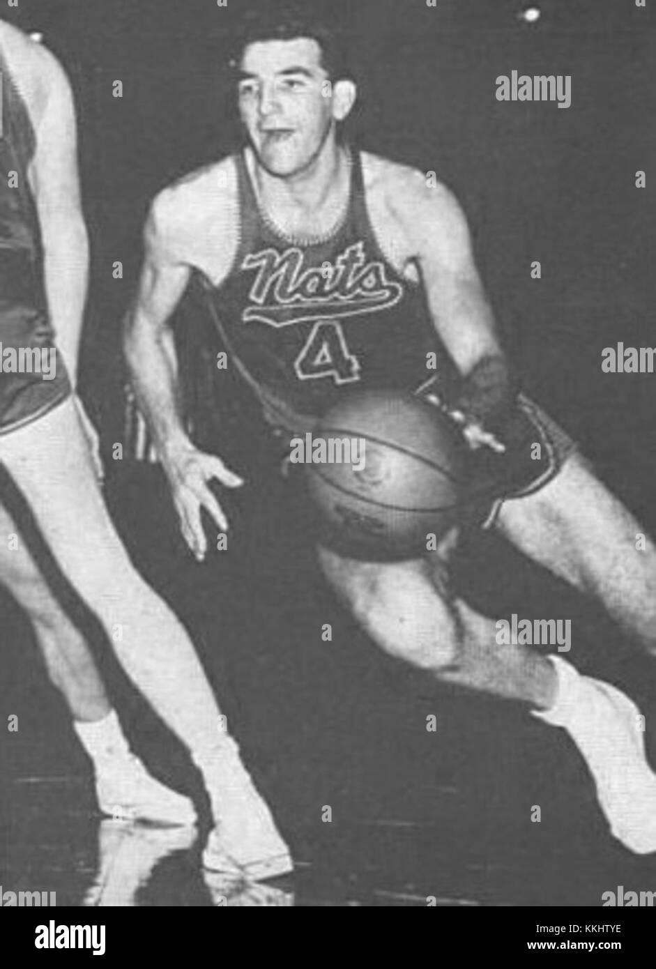 Dolph Schayes était un joueur et entraîneur professionnel américain de basket-ball, largement reconnu pour ses réalisations dans la National Basketball Association (NBA). Il a joué pour les Nationals de Syracuse et est devenu plus tard une figure clé dans l'entraînement de basket-ball. Banque D'Images