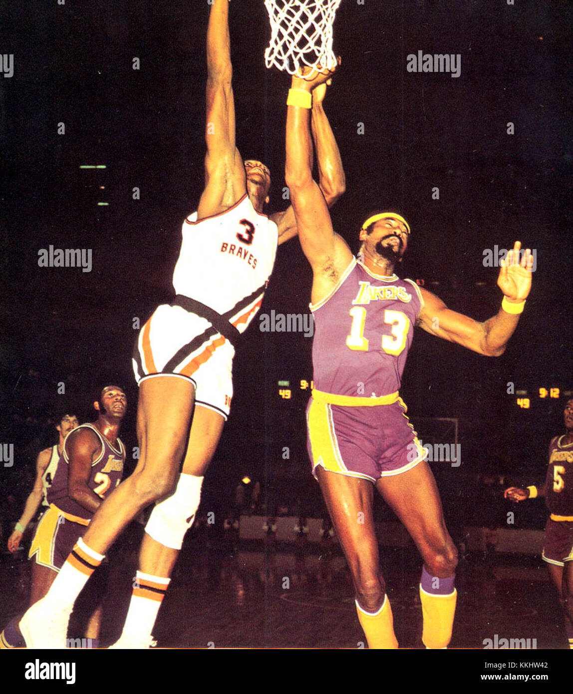 Elmore Smith et Wilt Chamberlain étaient tous deux des joueurs de basket-ball de premier plan, Chamberlain étant membre du Temple de la renommée et Smith étant connu pour sa carrière en NBA dans les années 1970 Banque D'Images