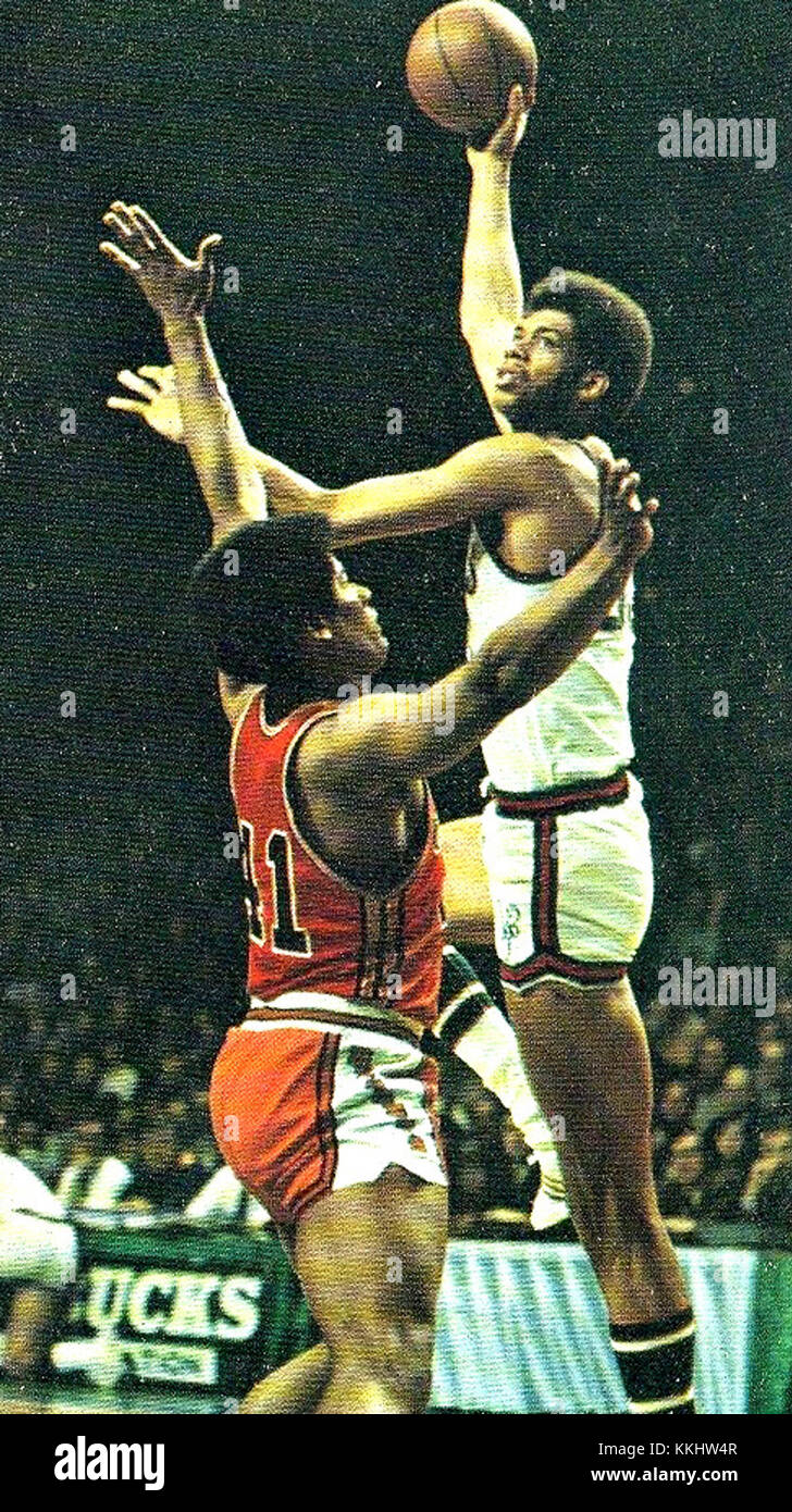 Wes Unseld et Kareem Abdul-Jabbar, deux légendes de la NBA, font partie d'un match historique. Unseld, connu pour ses incroyables capacités de passes et de rebonds, a joué contre Abdul-Jabbar, meilleur buteur de tous les temps de la NBA à l'époque. Banque D'Images