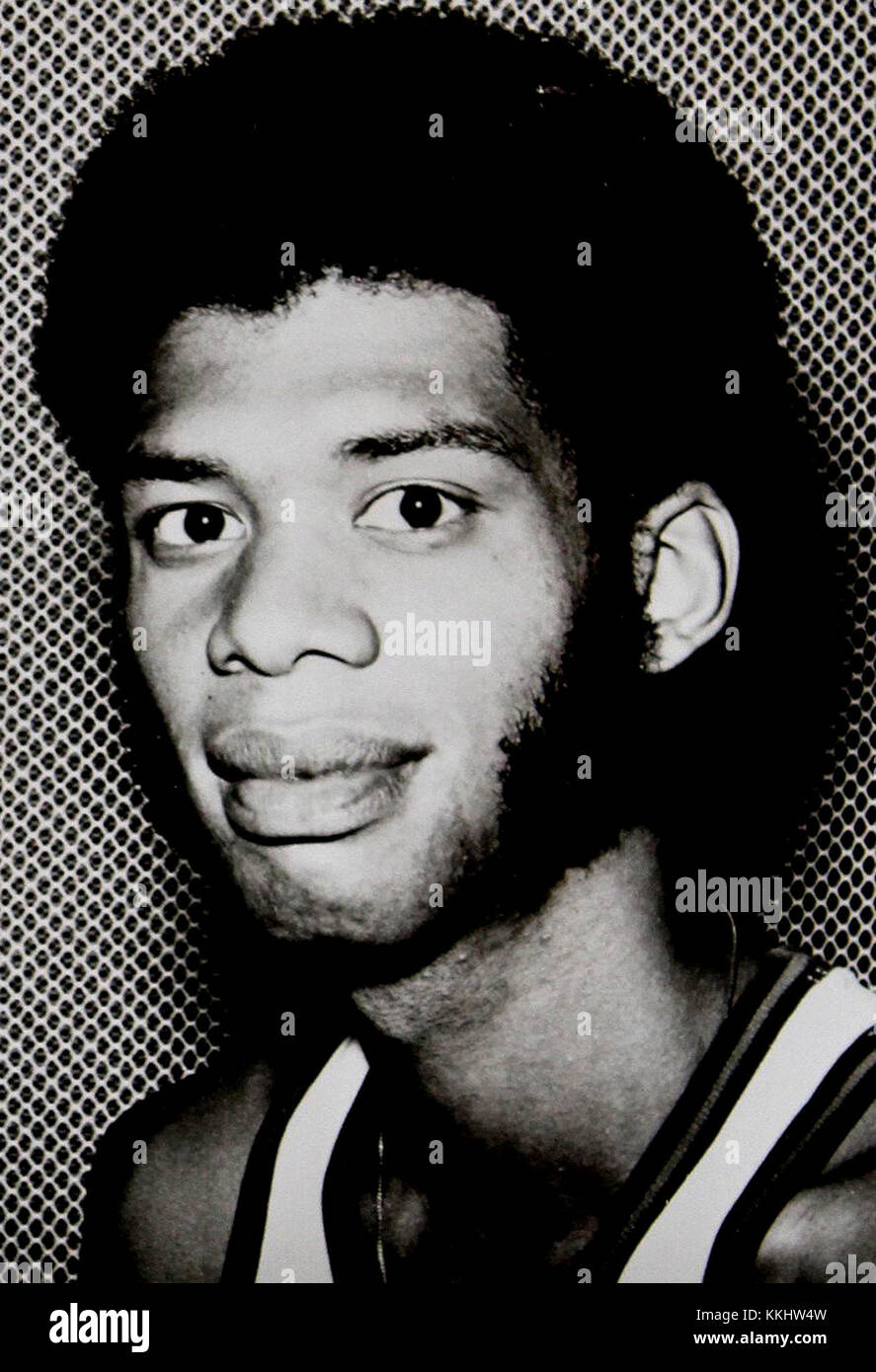 Kareem Abdul-Jabbar, l'un des joueurs de basket-ball les plus emblématiques de l'histoire de la NBA, a commencé sa carrière professionnelle en 1969. La saison 1970 a marqué une année charnière dans sa carrière car il a apporté des contributions significatives aux Bucks de Milwaukee. Banque D'Images