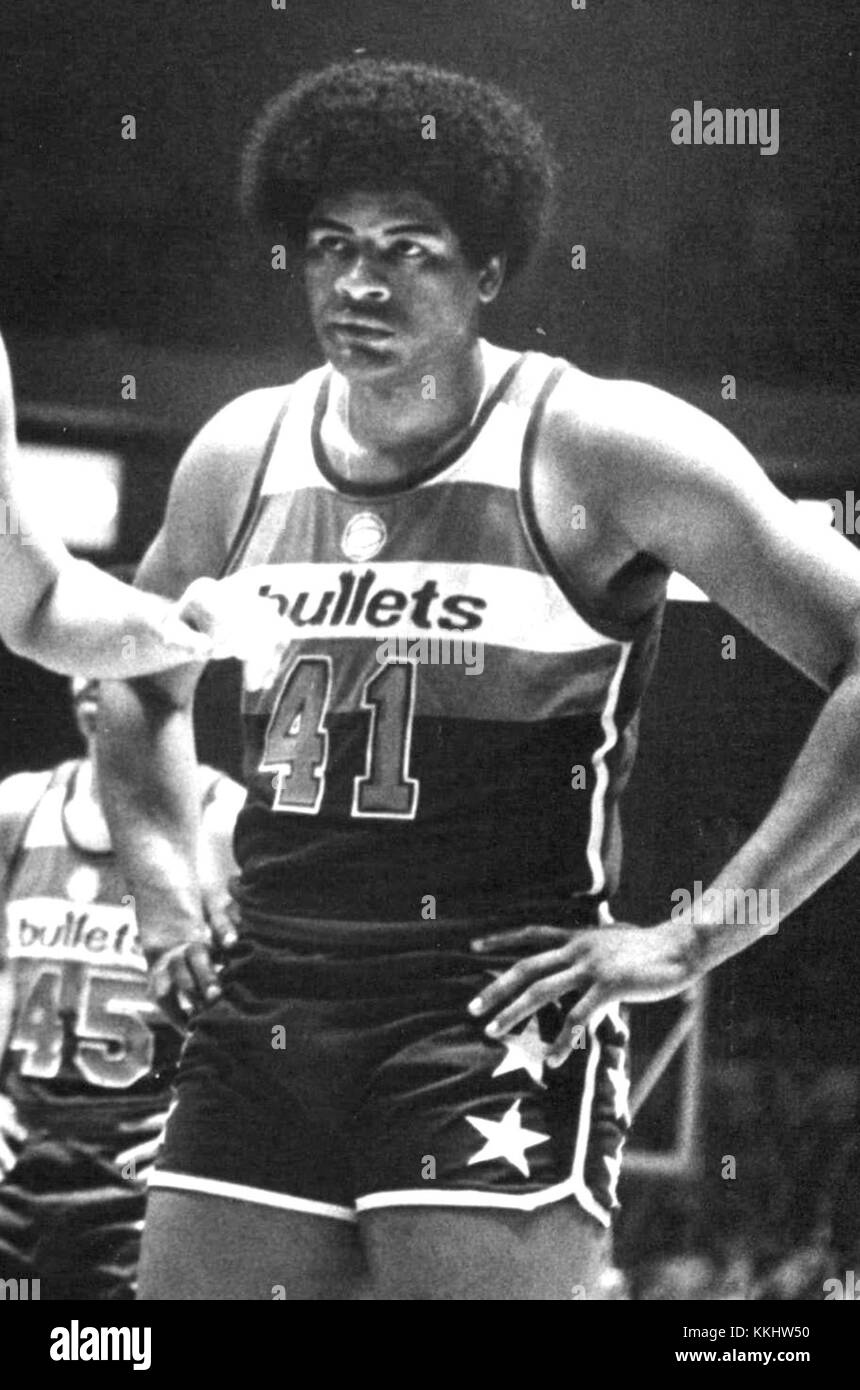 Wes Unseld était un joueur de basket-ball américain légendaire, connu pour sa carrière exceptionnelle en NBA. En 1975, il a été une figure clé des Bullets de Washington, contribuant à leur succès grâce à ses capacités exceptionnelles de rebond et de leadership. Banque D'Images