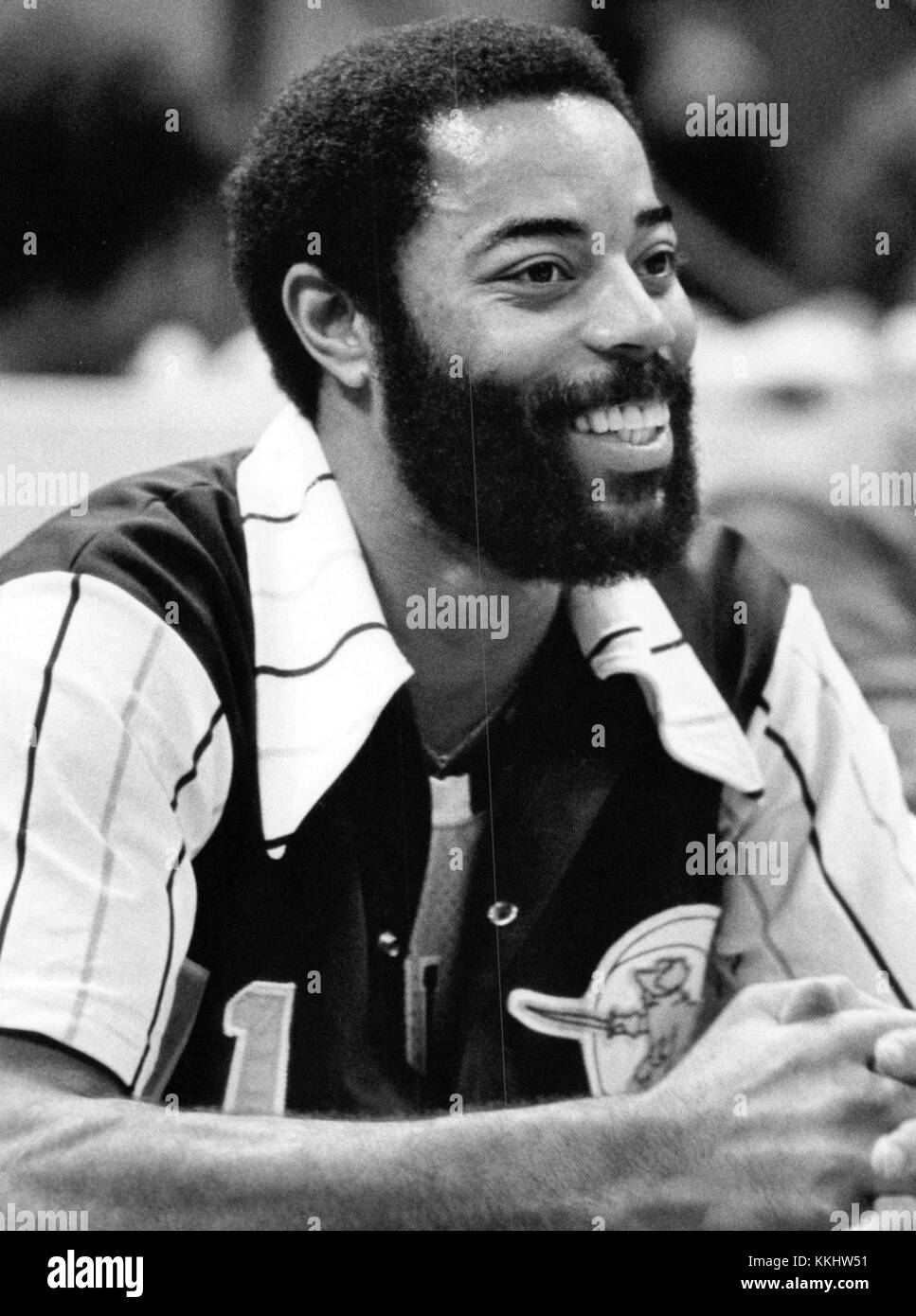 Walt Frazier, joueur américain de basket-ball professionnel, est réputé pour sa carrière avec les Knicks de New York de 1967 à 1979. Six fois All-Star de la NBA, Frazier est connu pour ses prouesses défensives et son style flamboyant, contribuant de manière significative aux championnats NBA des Knicks en 1970 et 1973. Banque D'Images
