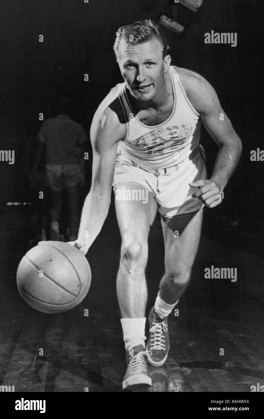 Slater Martin était une figure renommée du basket-ball, connue pour ses contributions au sport. On se souvient de sa carrière pour son passage en NBA et son impact sur le basket-ball professionnel. Banque D'Images