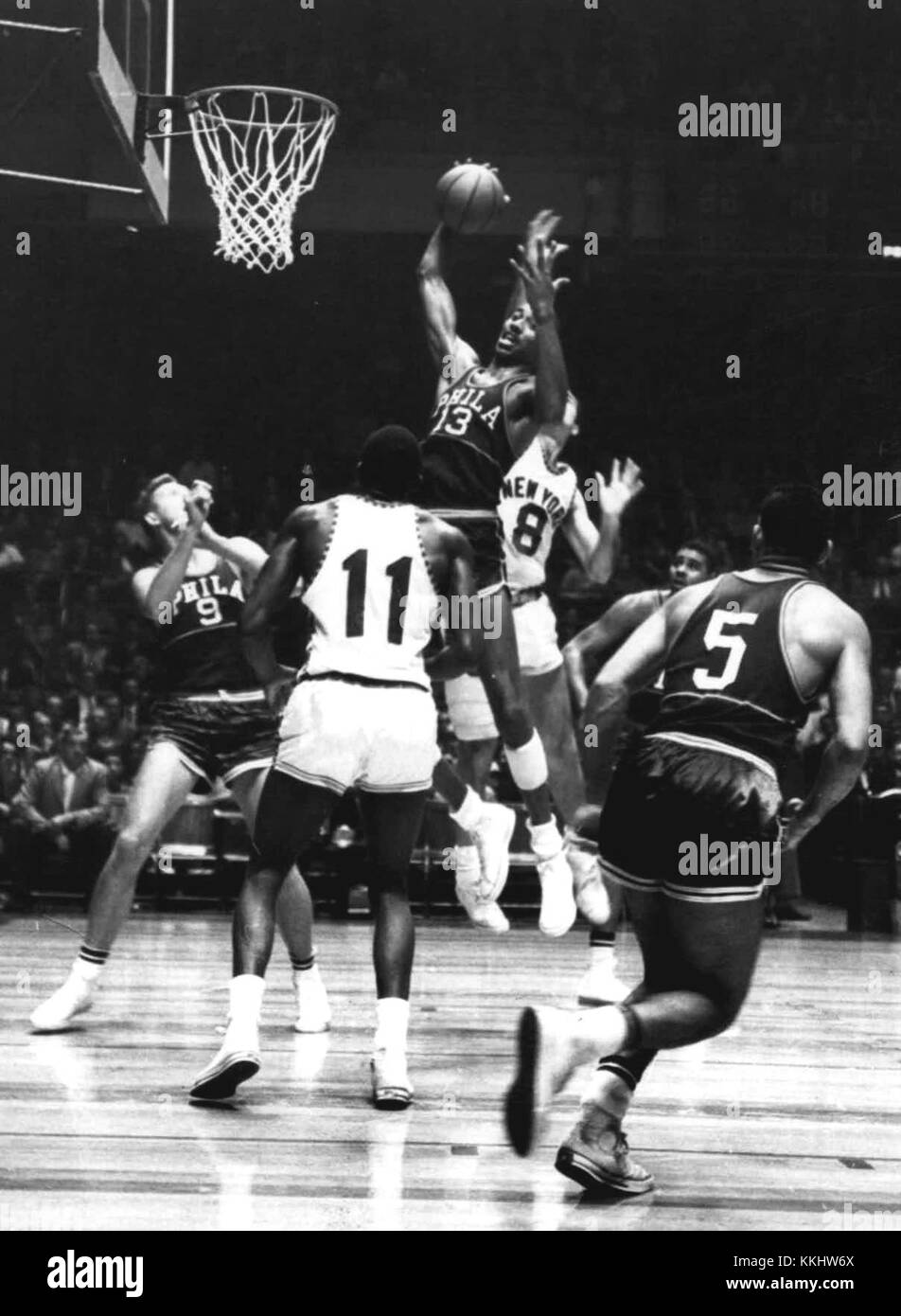 Le match des New York Knicks vs Philadelphia Warriors de 1960 est un match important dans l'histoire du basket-ball professionnel. Le match se déroule lors de la saison NBA 1960, les Knicks de New York affrontant les Warriors de Philadelphie. Ce jeu est remarquable pour sa nature compétitive et sa place dans les premières années de la NBA. Banque D'Images