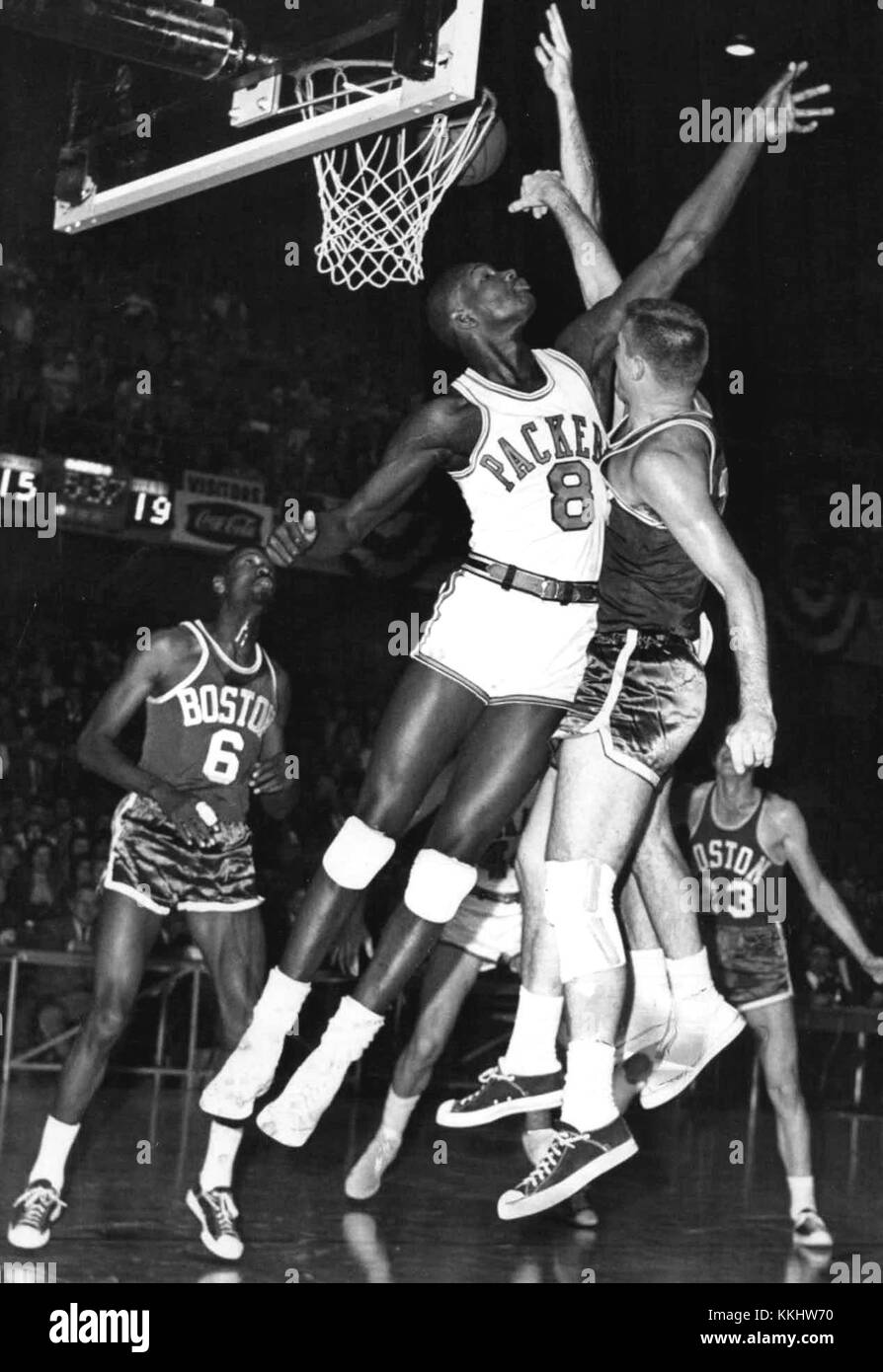 Le match de 1961 entre les Packers de Chicago (maintenant les Wizards de Washington) et les Celtics de Boston marque un moment clé dans l'histoire de la NBA, avec des performances significatives de joueurs notables. Banque D'Images