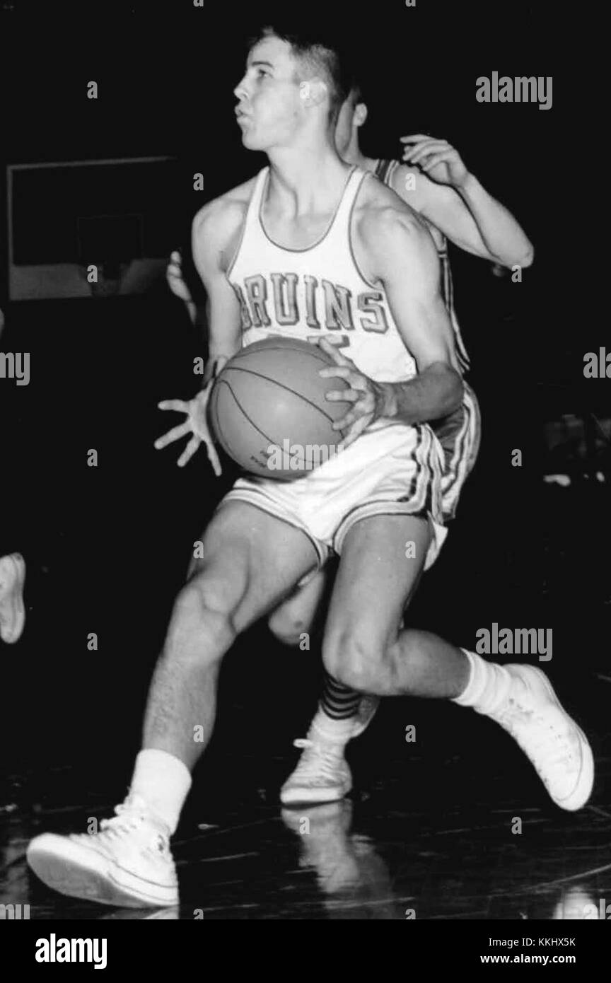 Gail Goodrich, un ancien joueur professionnel de basket-ball, photographié en 1964, alors qu'il jouait pour les Bruins de l'UCLA avant de rejoindre la NBA. Banque D'Images
