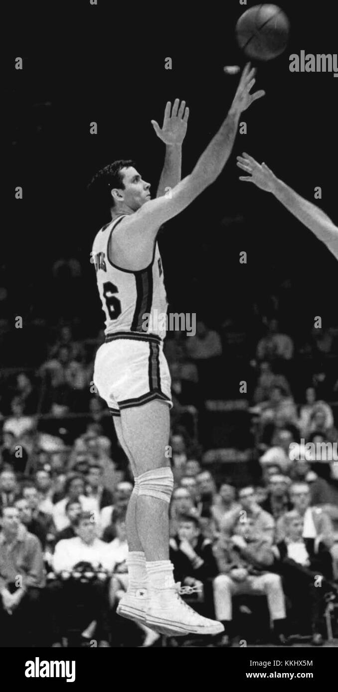 Cette photographie montre Jerry Lucas, un joueur de basket-ball de premier plan dans les années 1960, connu pour son temps avec les Royals de Cincinnati et la NBA. Lucas a été reconnu pour ses compétences et a été une figure influente du basket-ball professionnel dans les années 1960 Banque D'Images