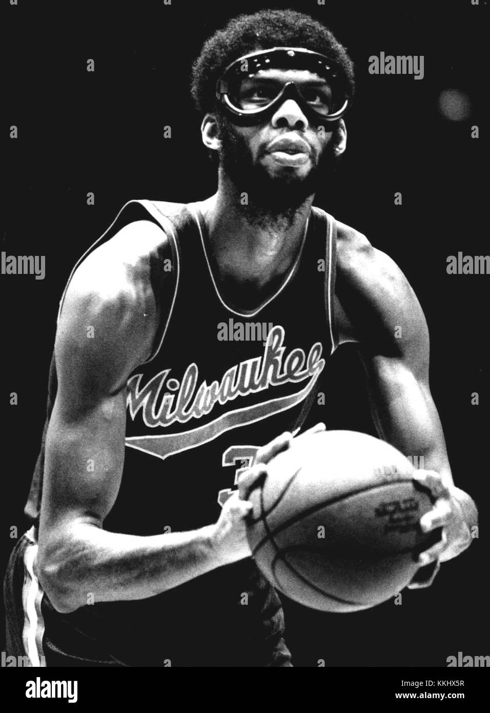 Kareem Abdul-Jabbar, un joueur emblématique de la NBA, est vu dans un moment remarquable à partir de 1974, soulignant ses incroyables réalisations de carrière et son impact sur le basket-ball. Banque D'Images