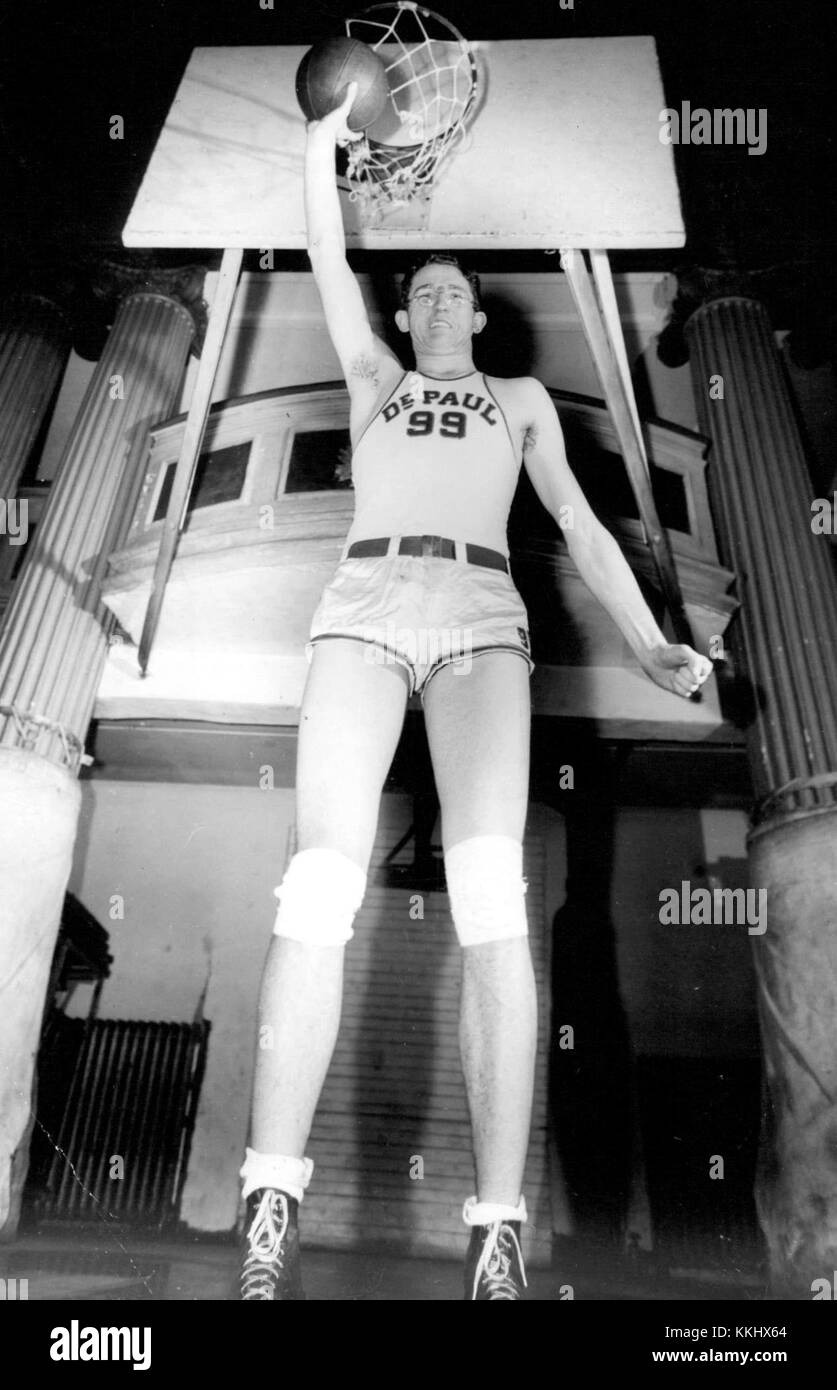 George Mikan, une légende du basket-ball de 1945, est célèbre pour son rôle de pionnier en NBA et sa présence dominante sur le terrain. Banque D'Images