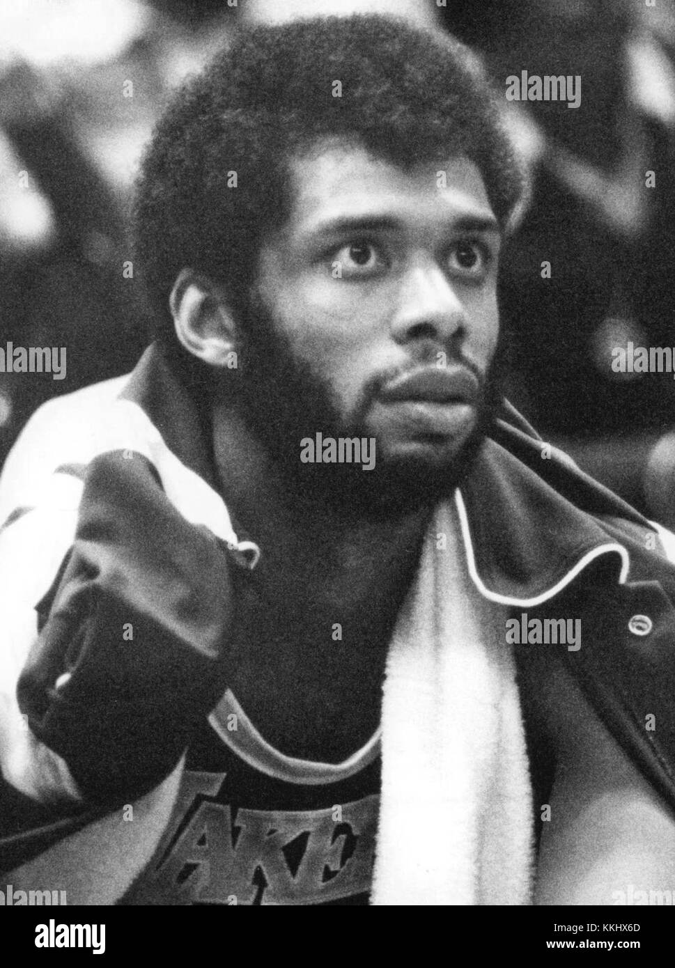 Une photographie de Kareem Abdul-Jabbar de 1975, durant ses premières années en NBA. En tant que joueur dominant, il est devenu connu pour son tir skyhook et a été l'un des plus grands athlètes du basket-ball. Banque D'Images
