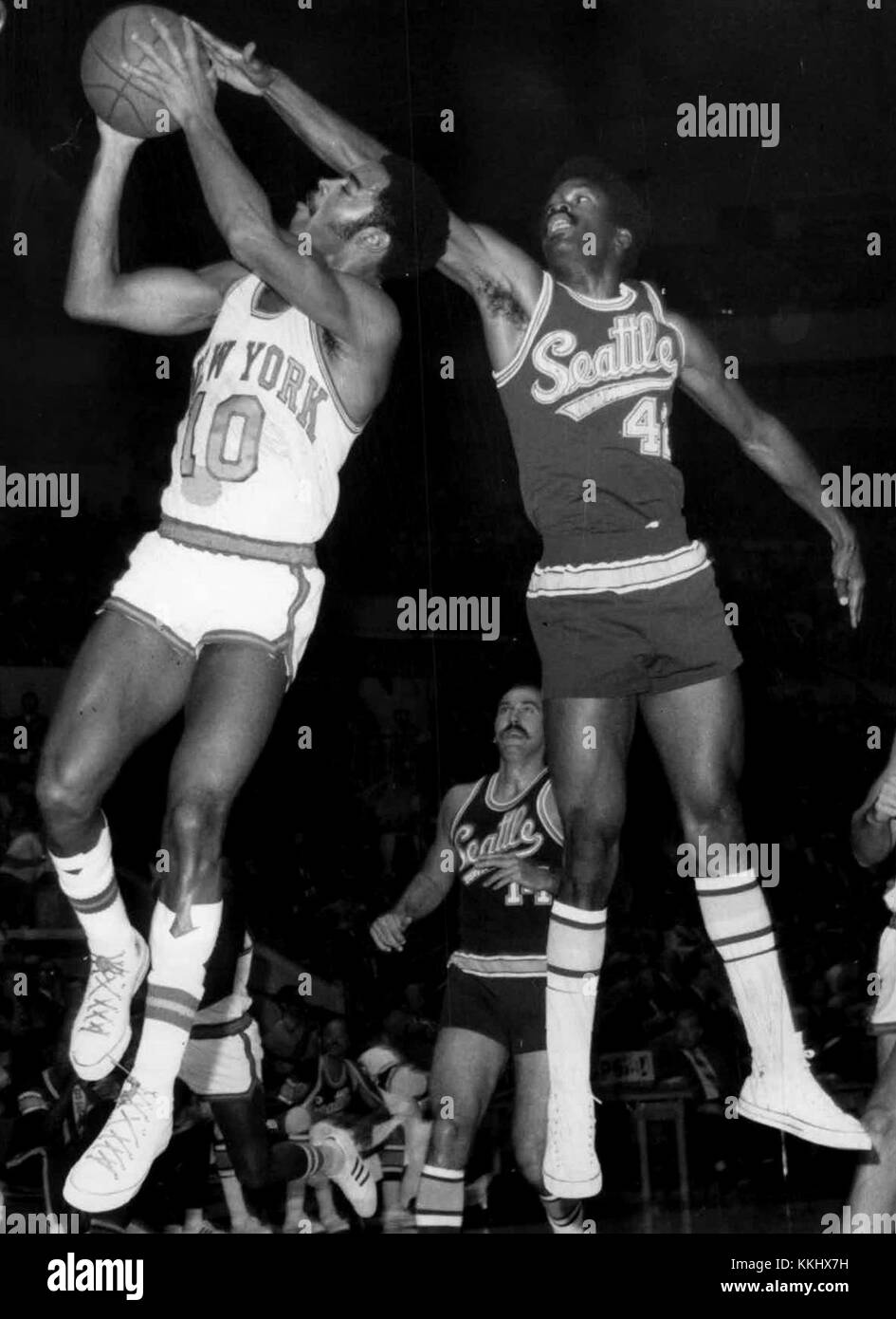 Walt Frazier et Lucius Allen sont des joueurs de basket-ball remarquables, reconnus pour leur contribution à ce sport, en particulier en NBA. Frazier est célèbre pour sa défense et son leadership, tandis qu'Allen a fait sa marque en tant que garde dans les années 1970 Banque D'Images