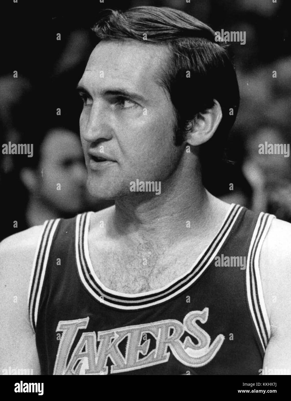 Jerry West, figure légendaire du basket-ball, est capturé pendant son séjour avec les Lakers de Los Angeles. Connu pour sa capacité de marquer et son style emblématique, West est un membre du Temple de la renommée et l'un des plus grands joueurs de l'histoire de la NBA. Banque D'Images