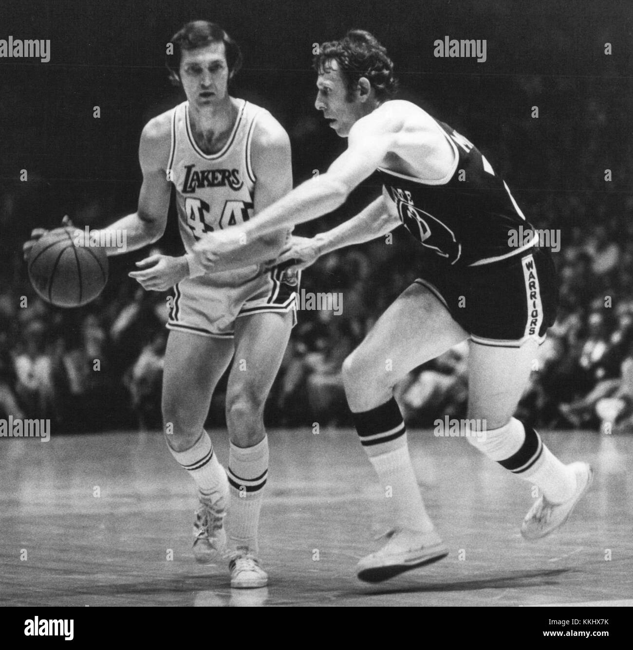 Jerry West et Jeff Mullins étaient des joueurs de basket-ball connus pour leur carrière en NBA, tous deux obtenant un succès significatif avec leurs équipes respectives. Banque D'Images