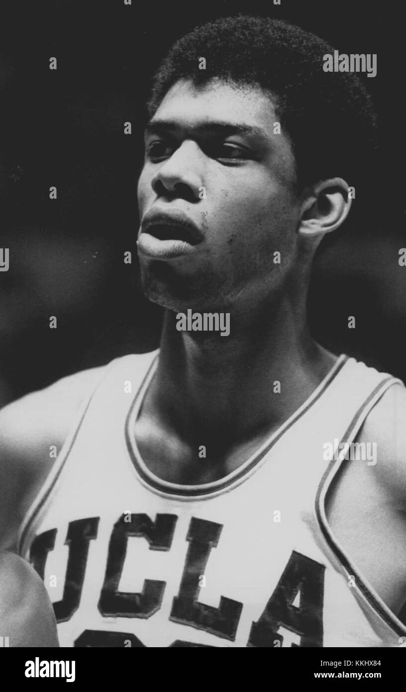 Une image de Kareem Abdul-Jabbar jouant pour UCLA pendant sa carrière universitaire de basket-ball. La photo montre son impressionnant athlétisme et ses compétences qui définiront plus tard sa carrière professionnelle en NBA. Banque D'Images