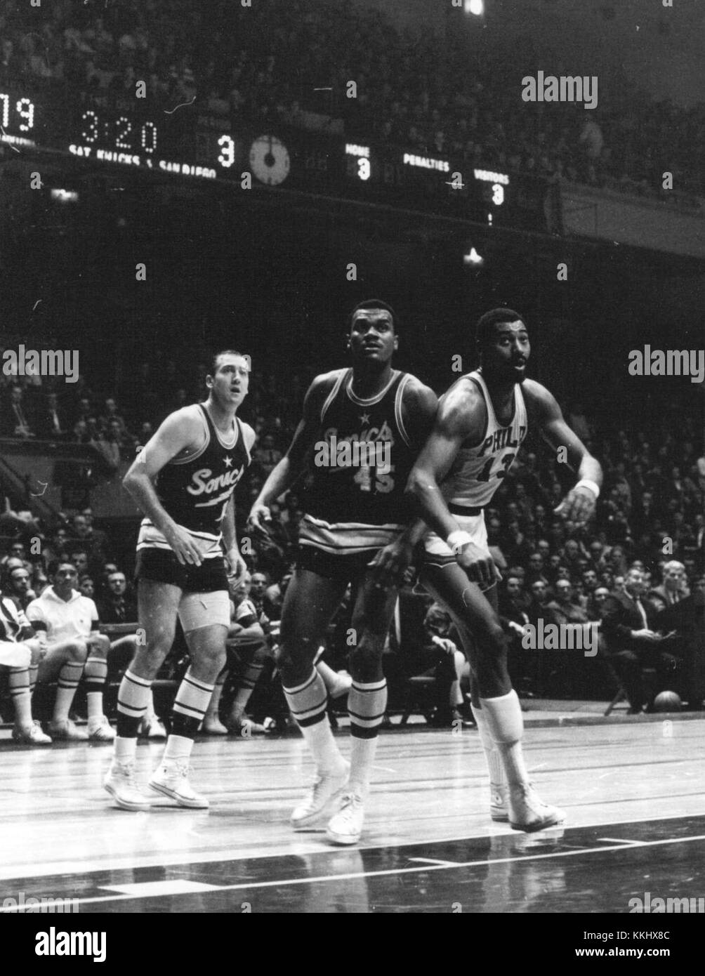 Cette photographie capture les joueurs de basket-ball emblématiques Tom Meschery, Bob Rule et Wilt Chamberlain en action, immortalisant un moment de l'histoire de la NBA. Banque D'Images