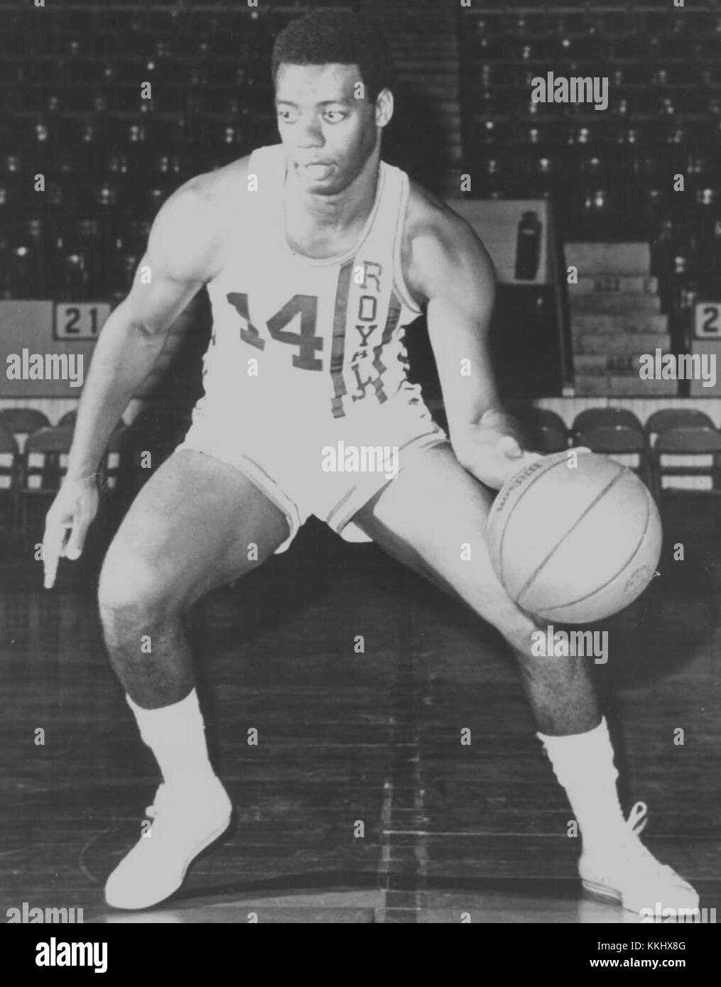 Oscar Robertson, un joueur clé de l'ère NBA des années 1960, est connu pour son style de jeu polyvalent et ses contributions significatives au développement du leagueâ€™ au cours de sa carrière. Banque D'Images
